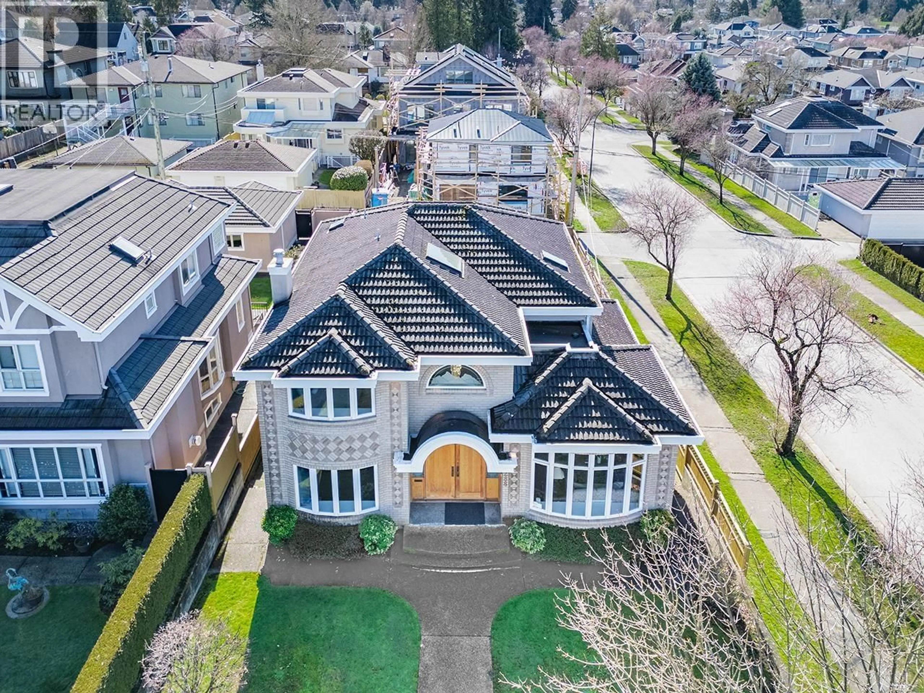 A pic from outside/outdoor area/front of a property/back of a property/a pic from drone, street for 2288 20TH AVENUE, Vancouver British Columbia V6L1G3