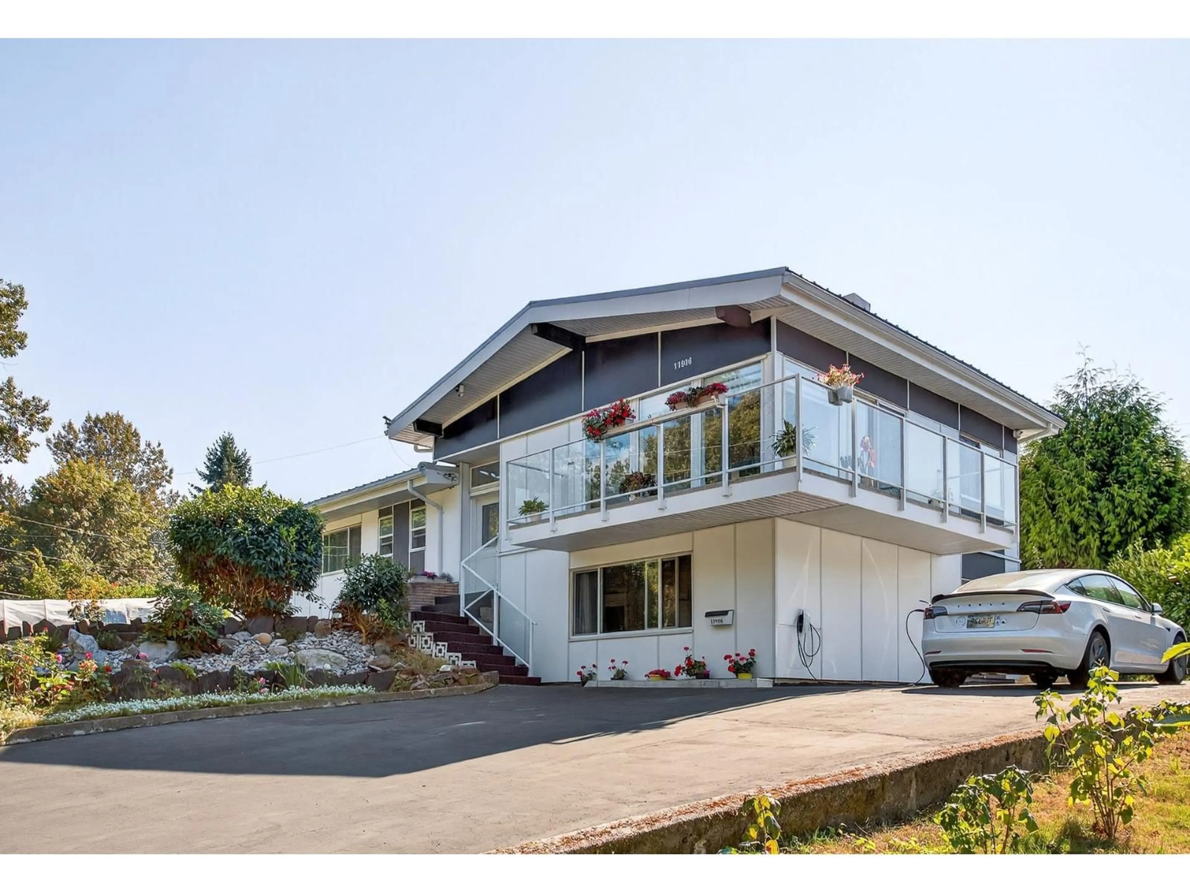 Home with vinyl exterior material, unknown for 11906 100 AVENUE, Surrey British Columbia V3V2W1