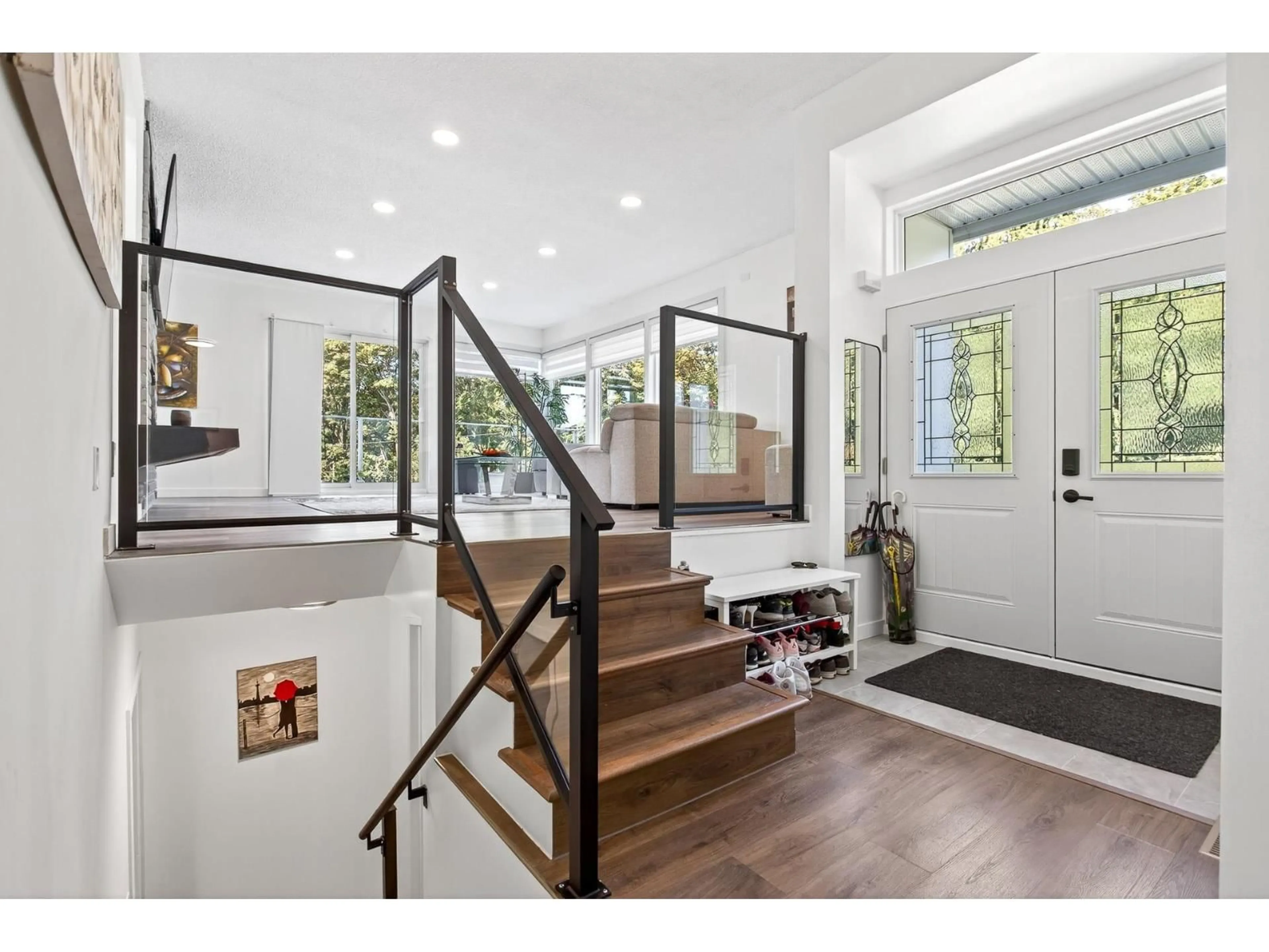 Indoor entryway for 11906 100 AVENUE, Surrey British Columbia V3V2W1