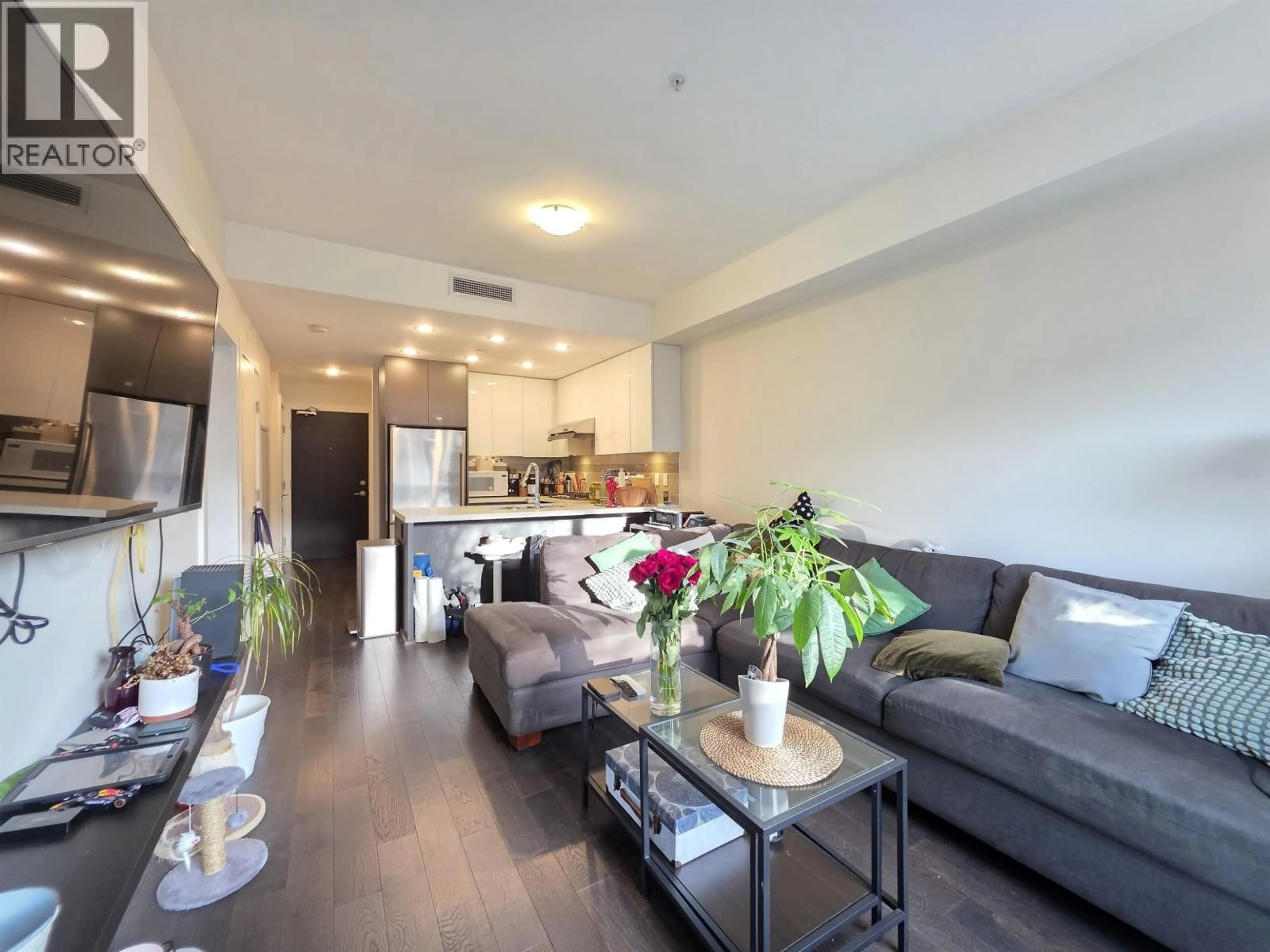 Living room with furniture, wood/laminate floor for 122 - 5311 CEDARBRIDGE WAY, Richmond British Columbia V6X0M3