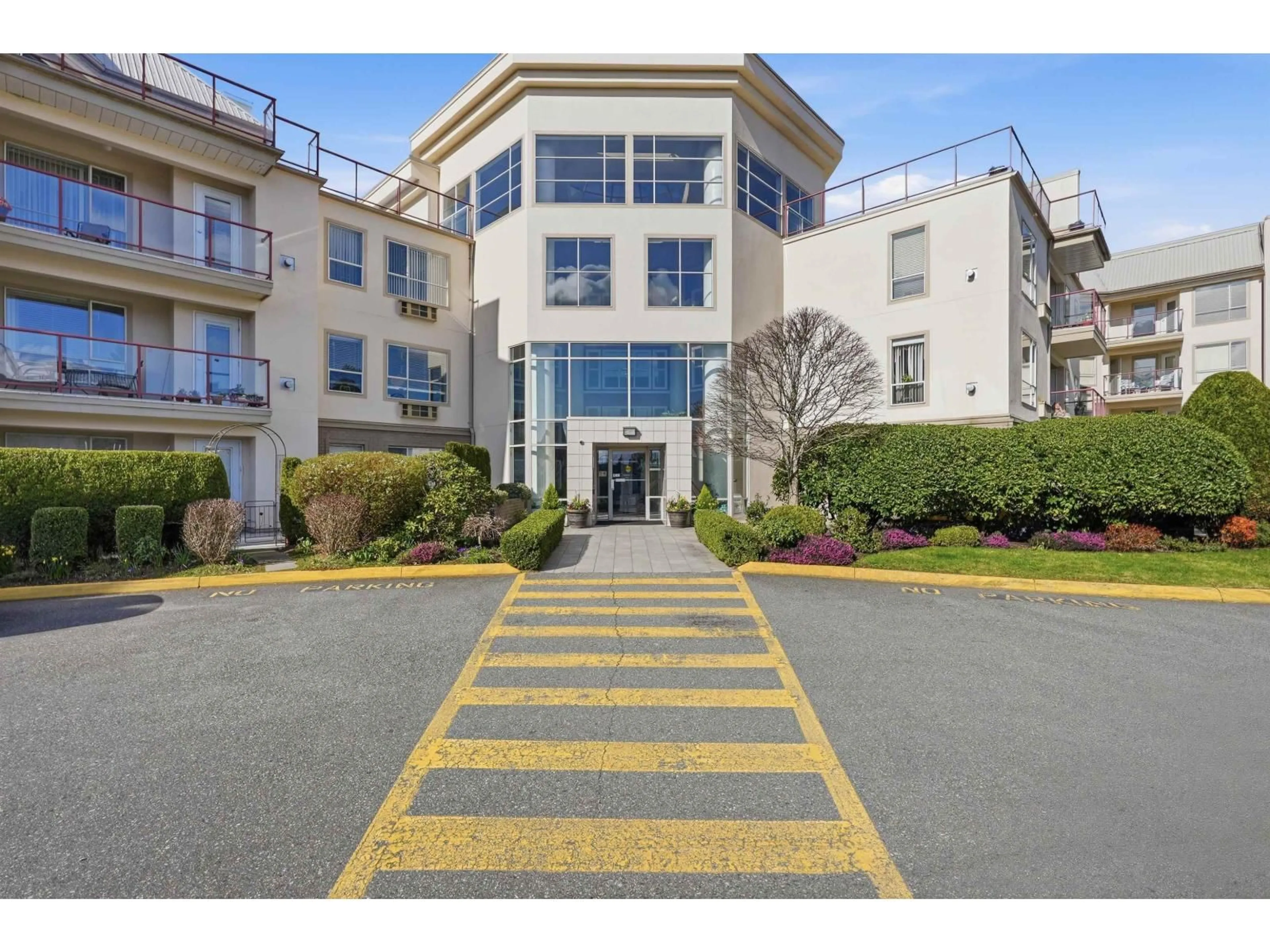 Indoor foyer for 411 - 2626 COUNTESS STREET, Abbotsford British Columbia V2T2V7