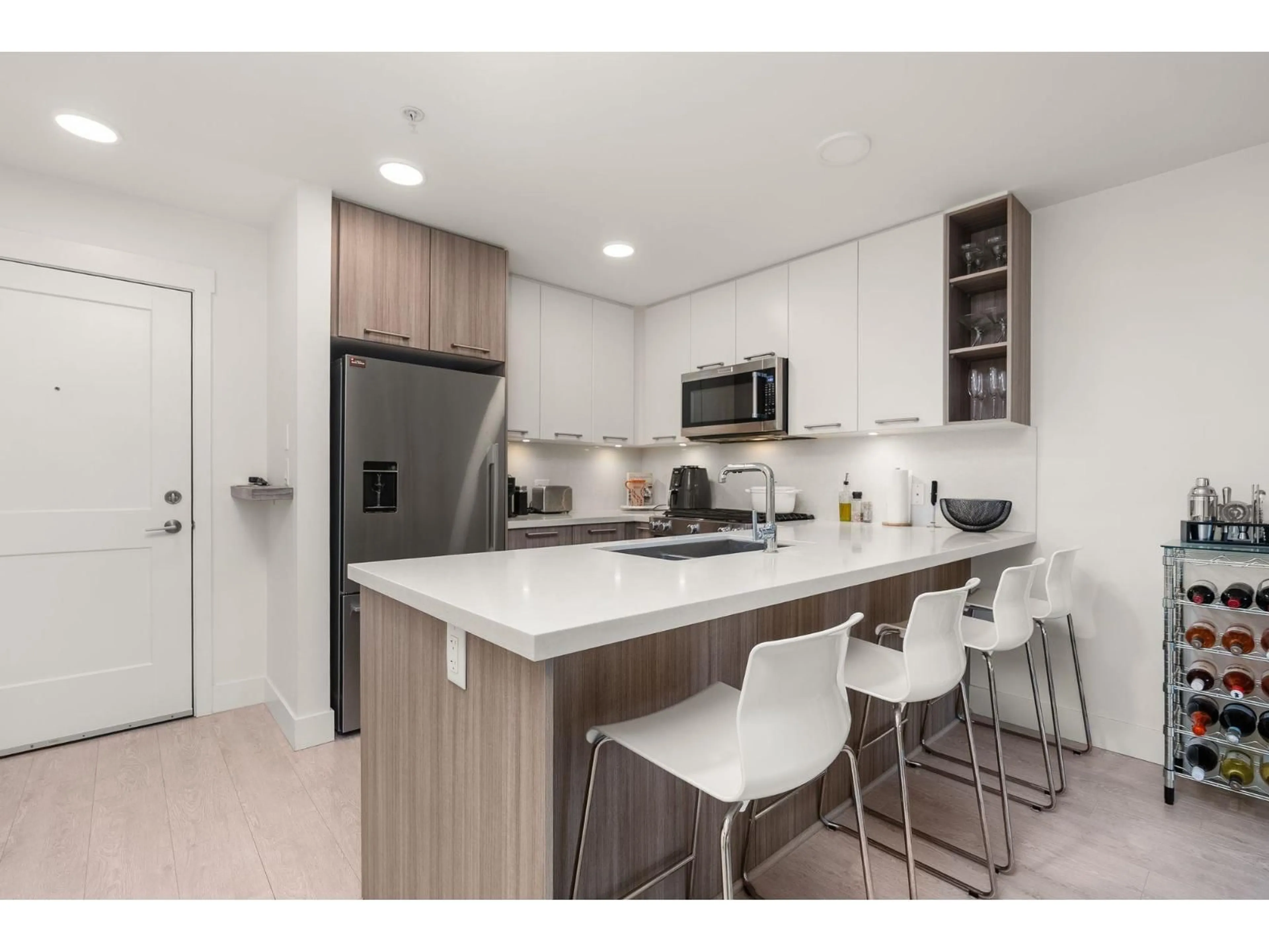 Open concept kitchen, unknown for 214 - 14022 NORTH BLUFF ROAD, White Rock British Columbia V4B3C3