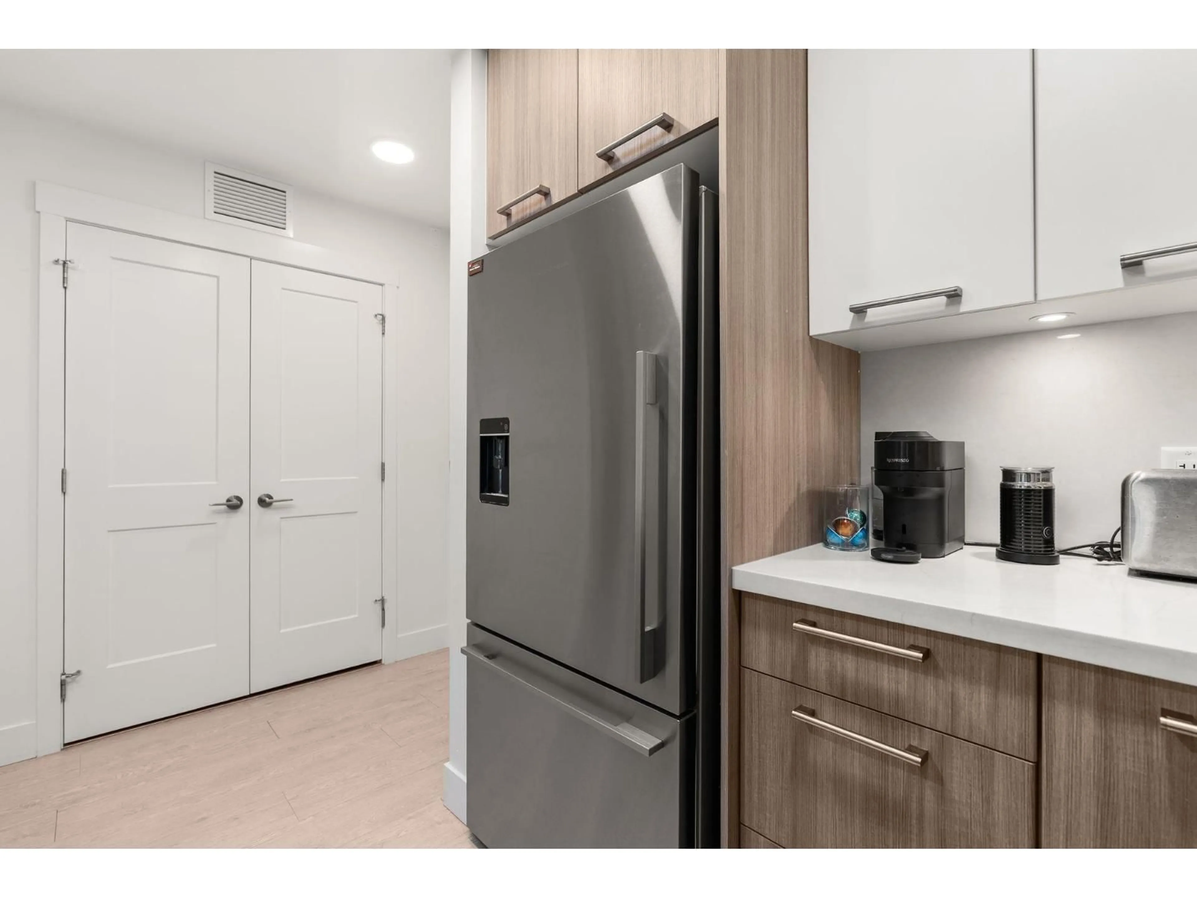 Standard kitchen, ceramic/tile floor for 214 - 14022 NORTH BLUFF ROAD, White Rock British Columbia V4B3C3