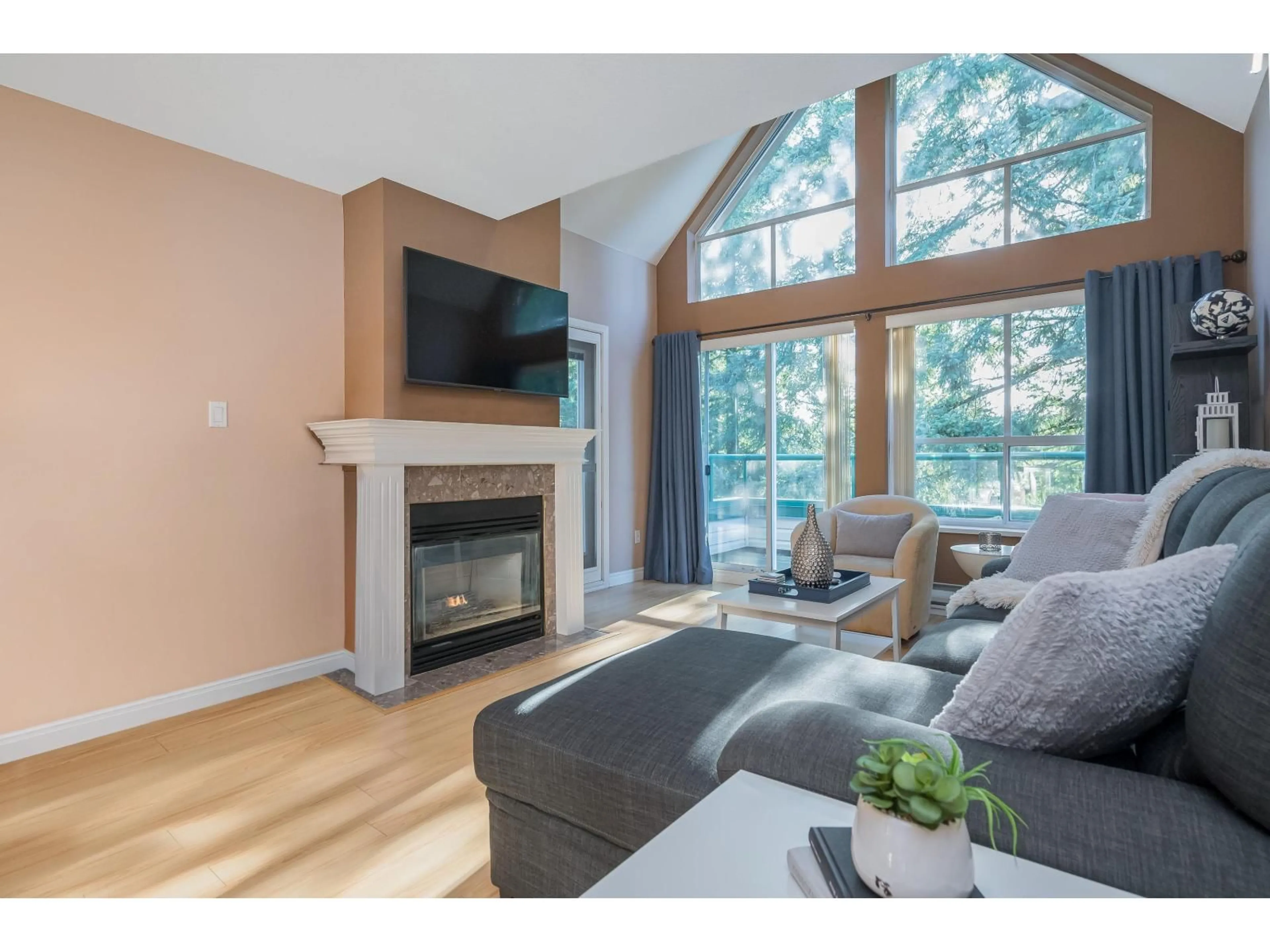 Living room with furniture, wood/laminate floor for 407 - 33280 BOURQUIN CRESCENT EAST, Abbotsford British Columbia V2S7K2