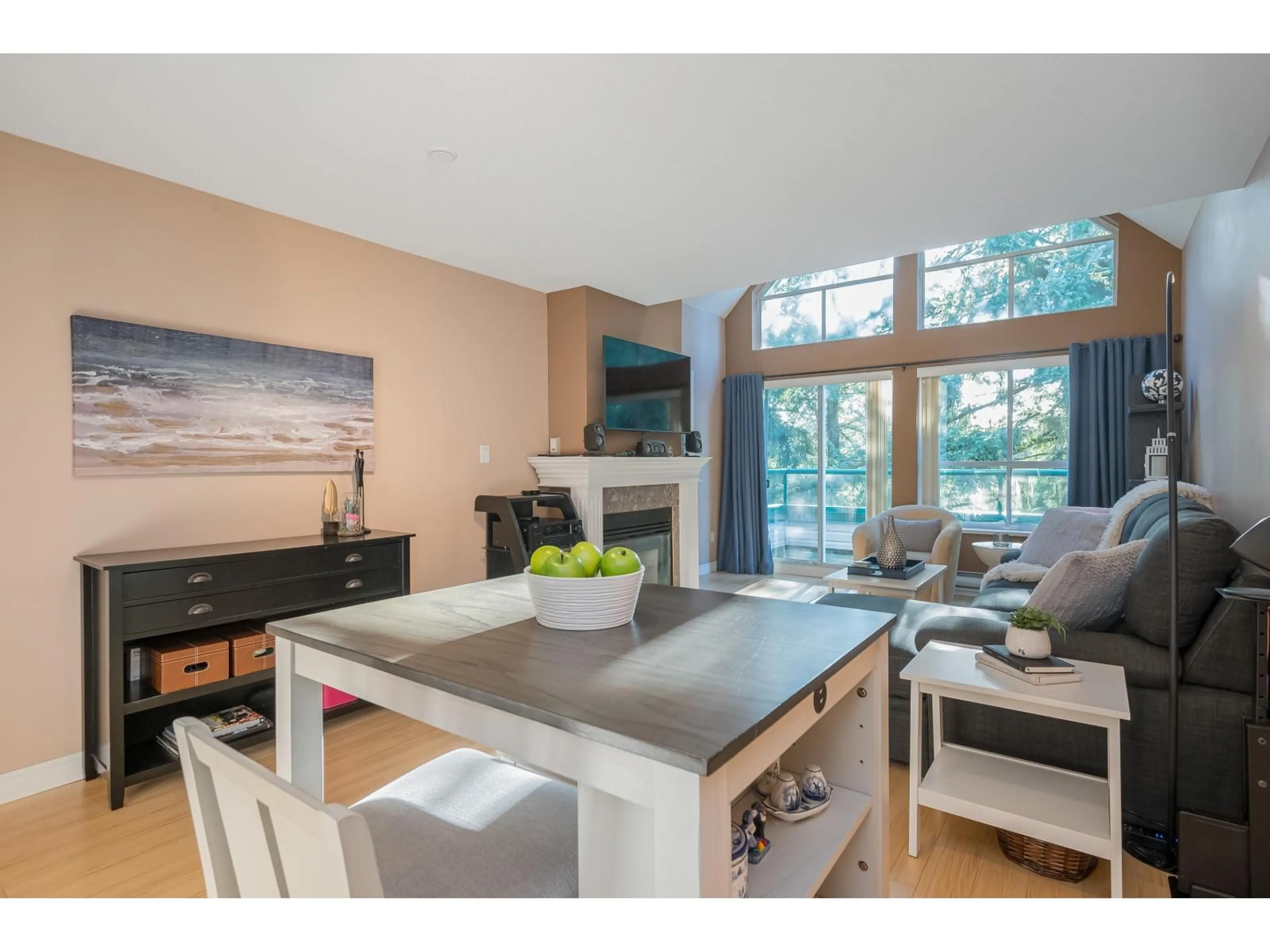 Open concept kitchen, wood/laminate floor for 407 - 33280 BOURQUIN CRESCENT EAST, Abbotsford British Columbia V2S7K2