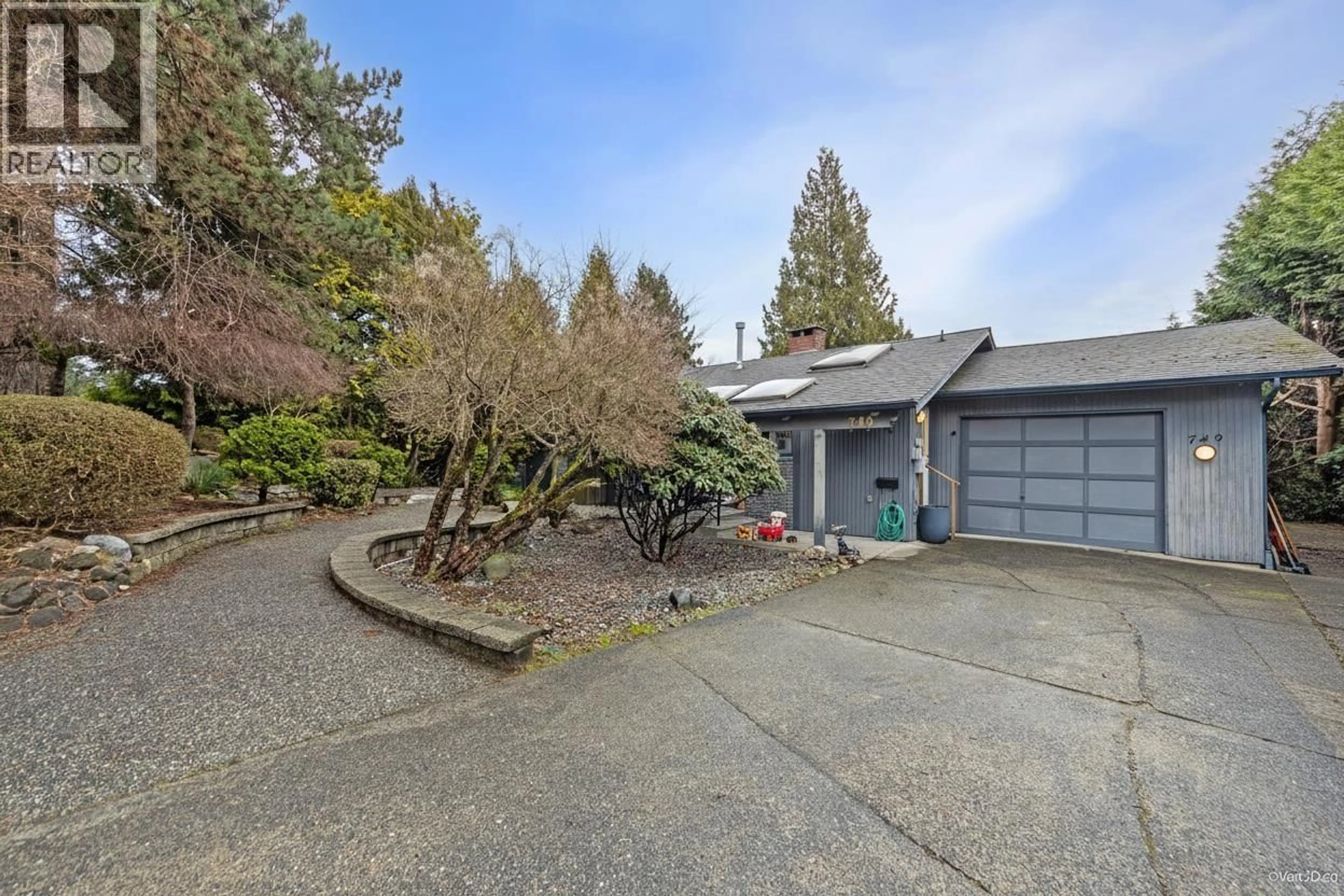 A pic from outside/outdoor area/front of a property/back of a property/a pic from drone, street for 749 CARLETON DRIVE, Port Moody British Columbia V3H3K7