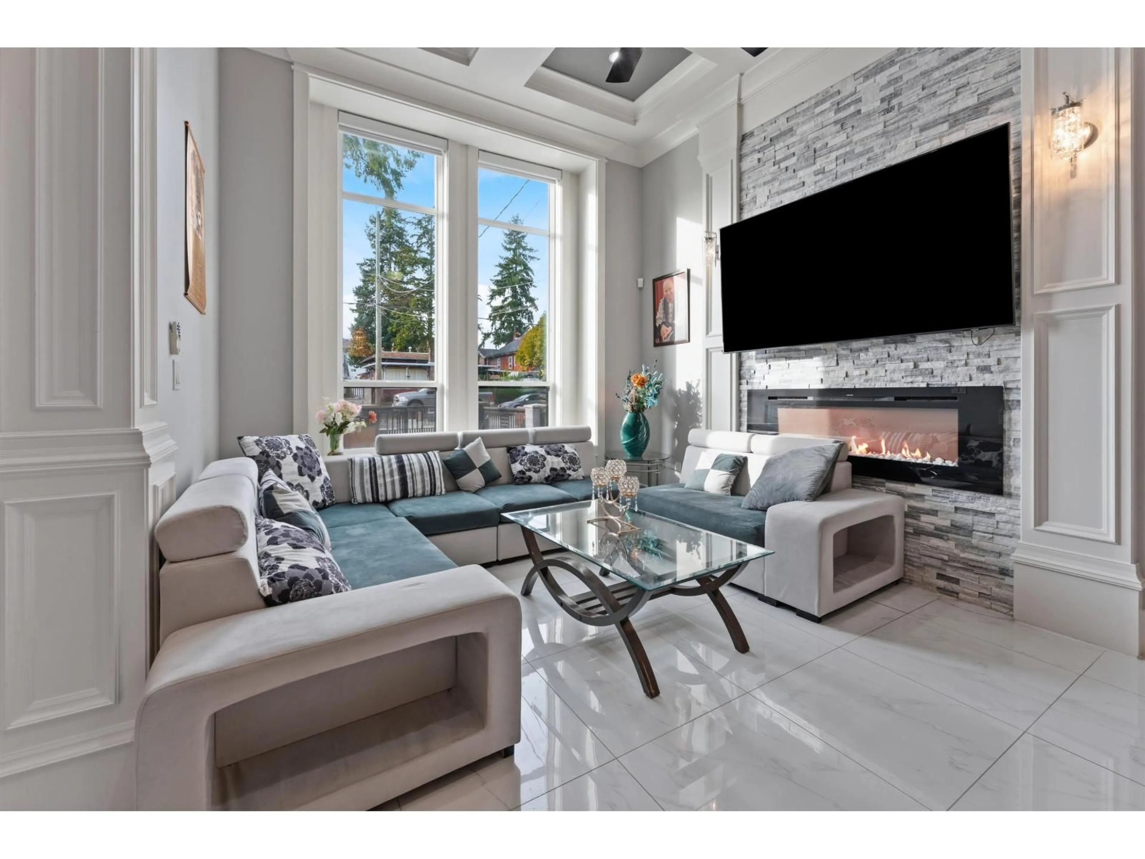 Living room with furniture, ceramic/tile floor for 7818 127 STREET, Surrey British Columbia V3W4B3