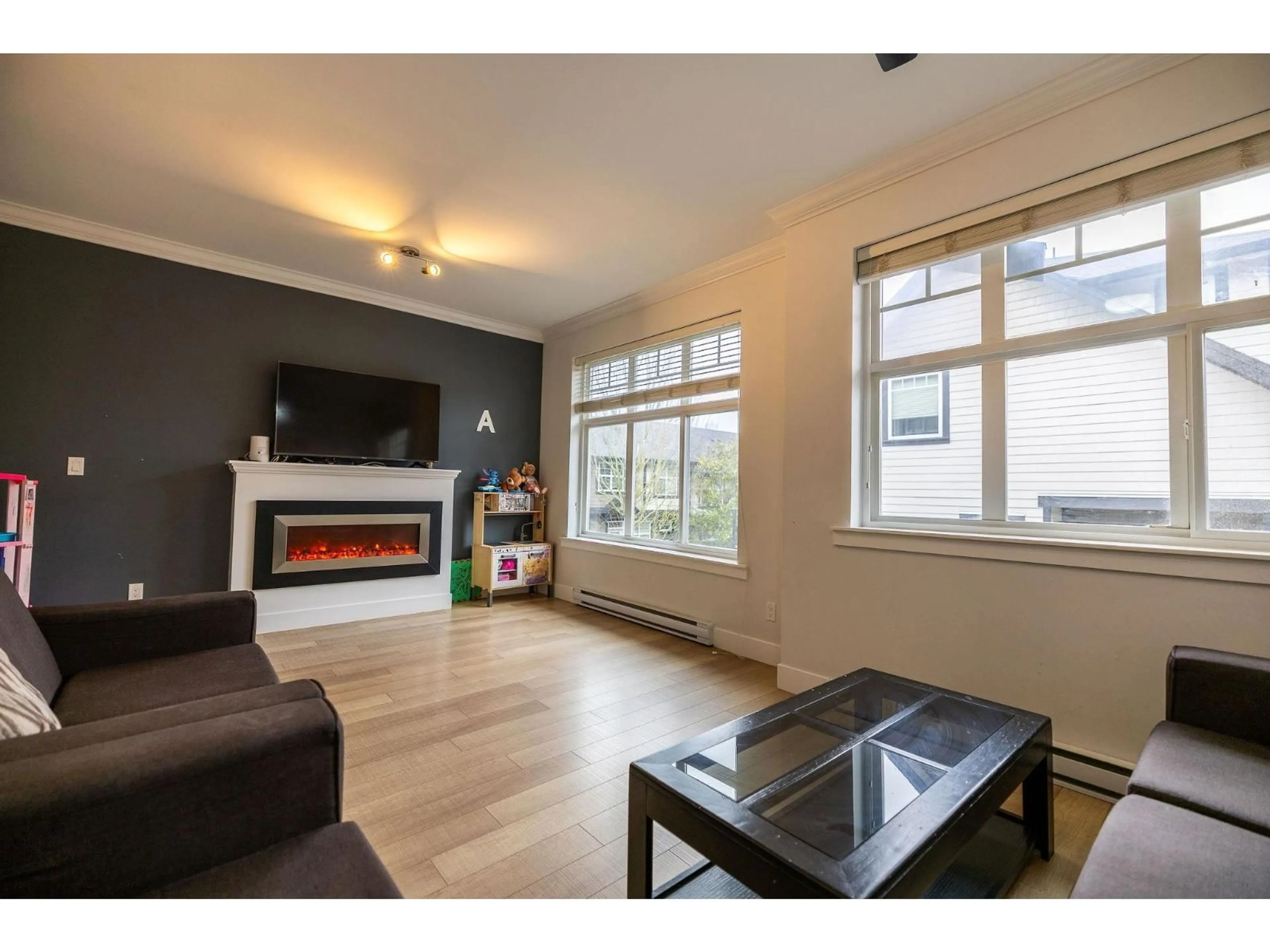 Living room with furniture, wood/laminate floor for 7 - 6350 142 STREET, Surrey British Columbia V3X1B8