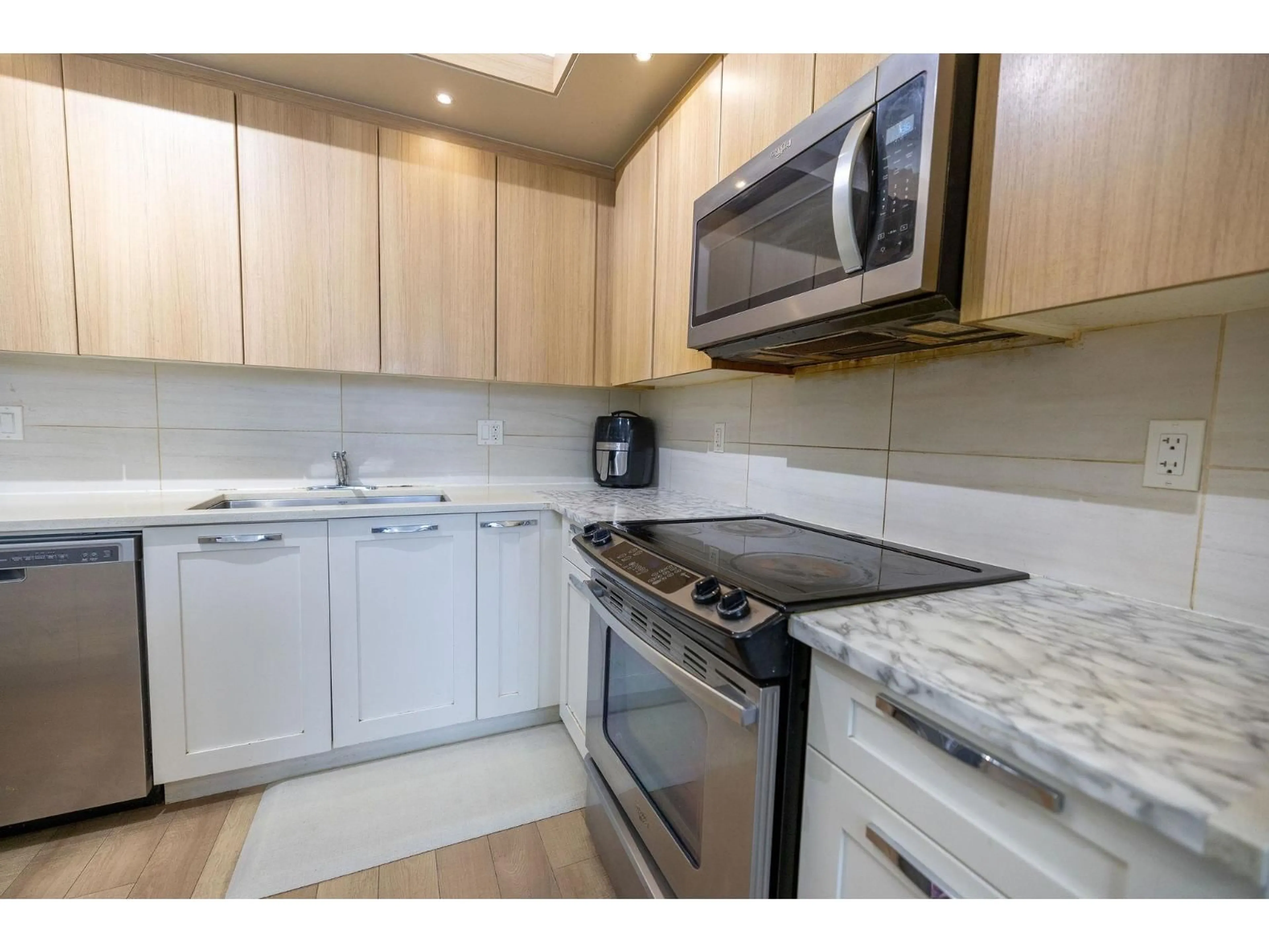 Standard kitchen, unknown for 7 - 6350 142 STREET, Surrey British Columbia V3X1B8