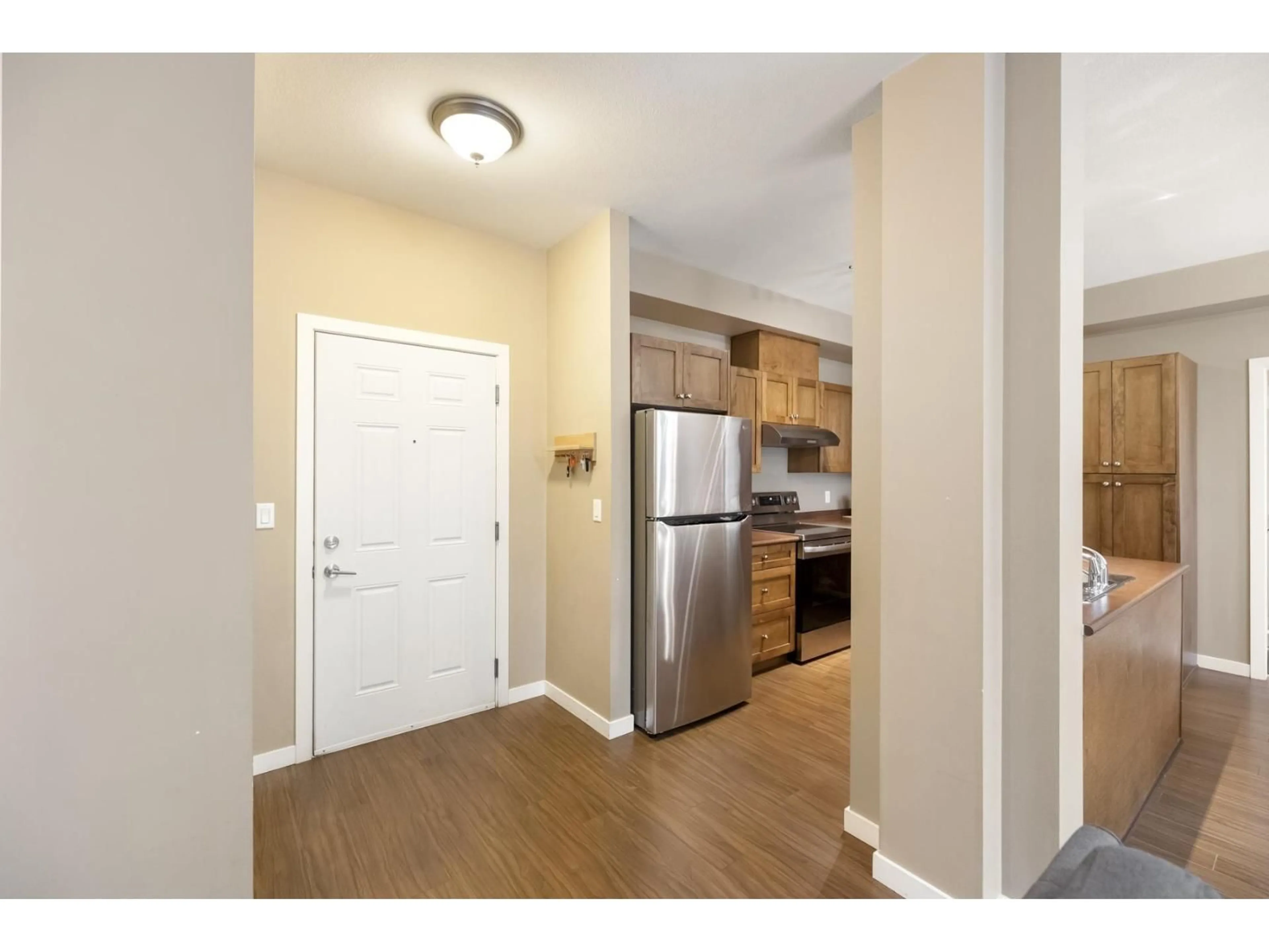 Indoor entryway for 328 - 13277 108 AVENUE, Surrey British Columbia V3T0A9