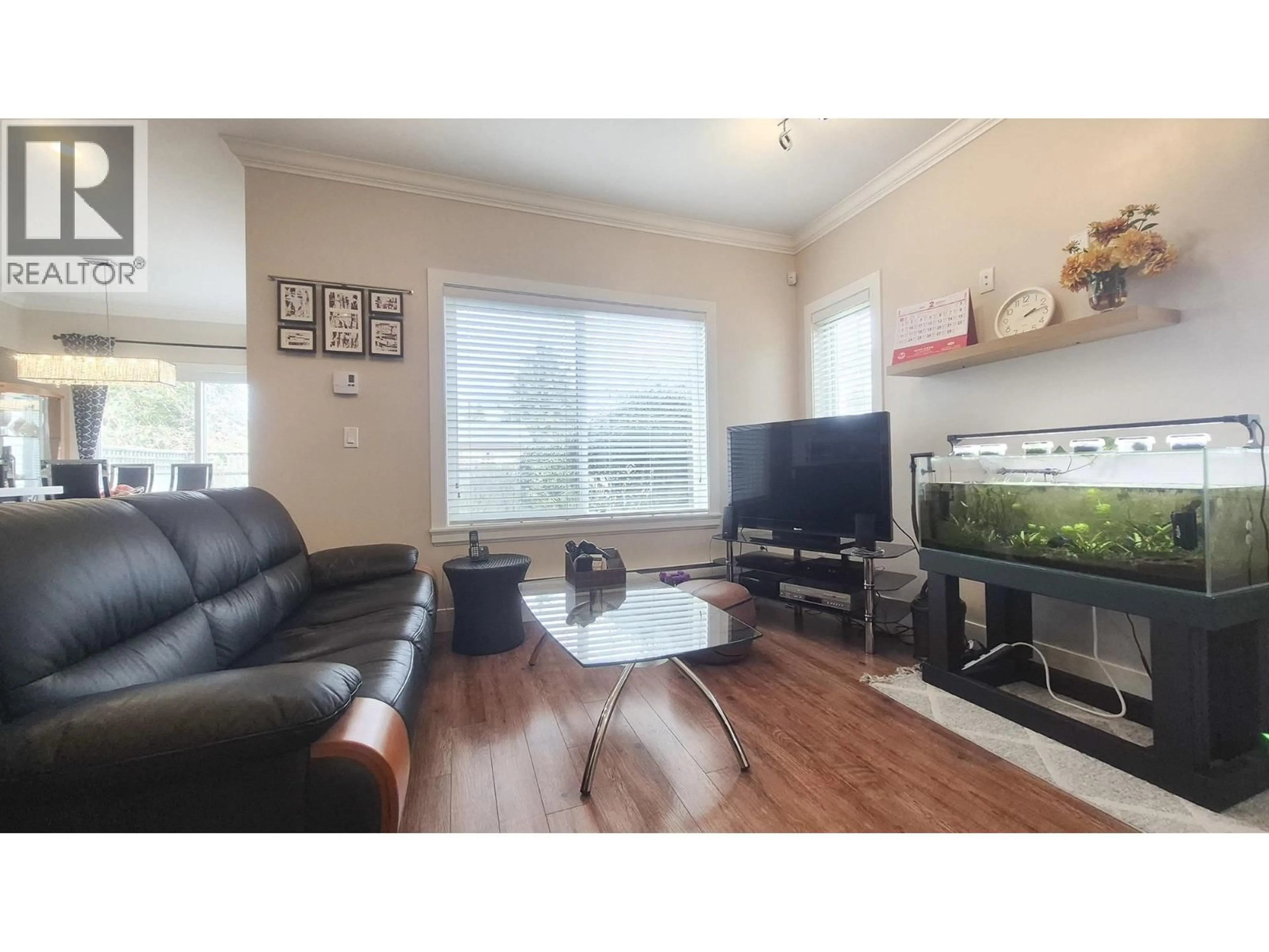 Living room with furniture, wood/laminate floor for 1 - 9131 WILLIAMS ROAD, Richmond British Columbia V7A1G8
