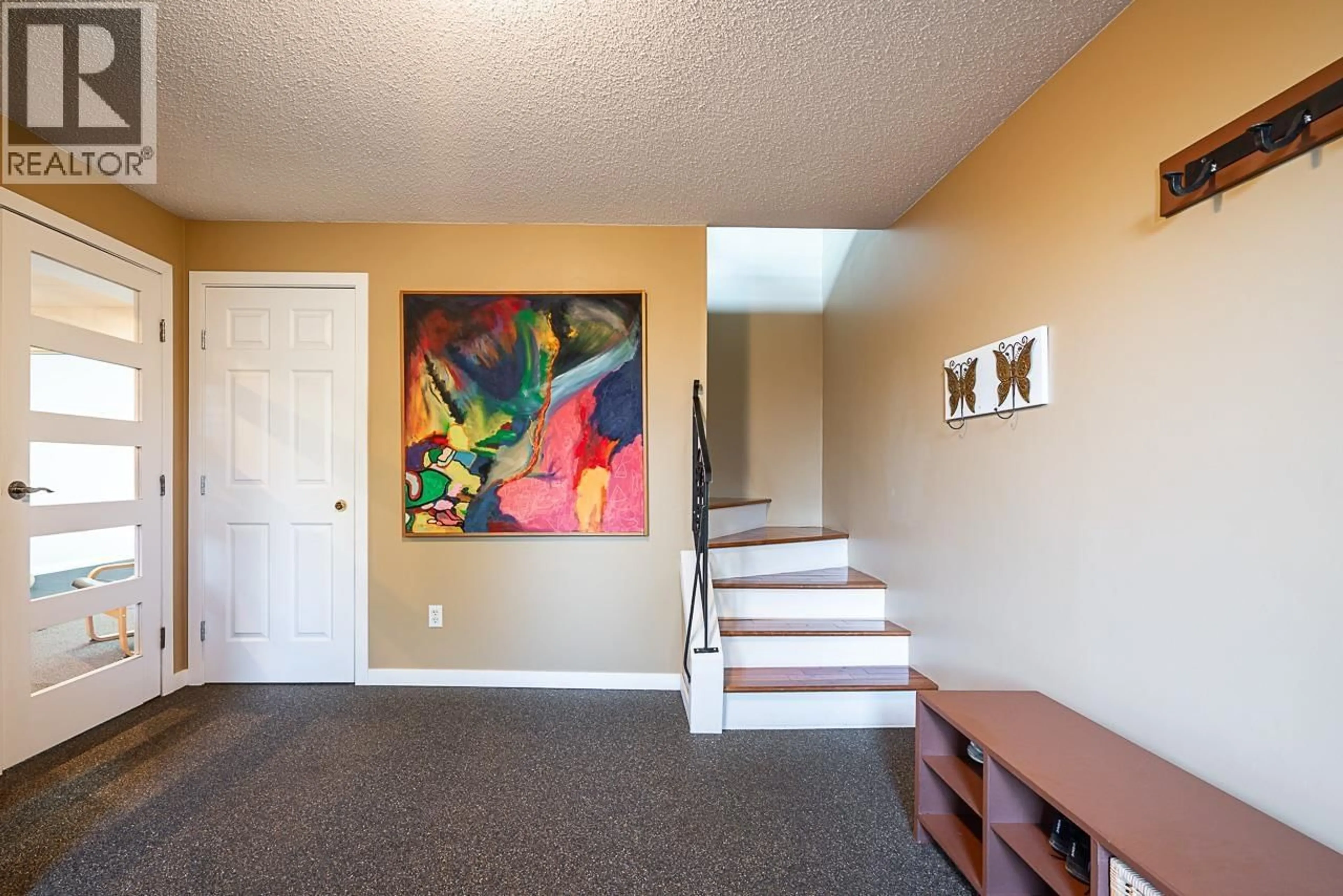 Indoor foyer for 21674 MANOR AVENUE, Maple Ridge British Columbia V2X7L6
