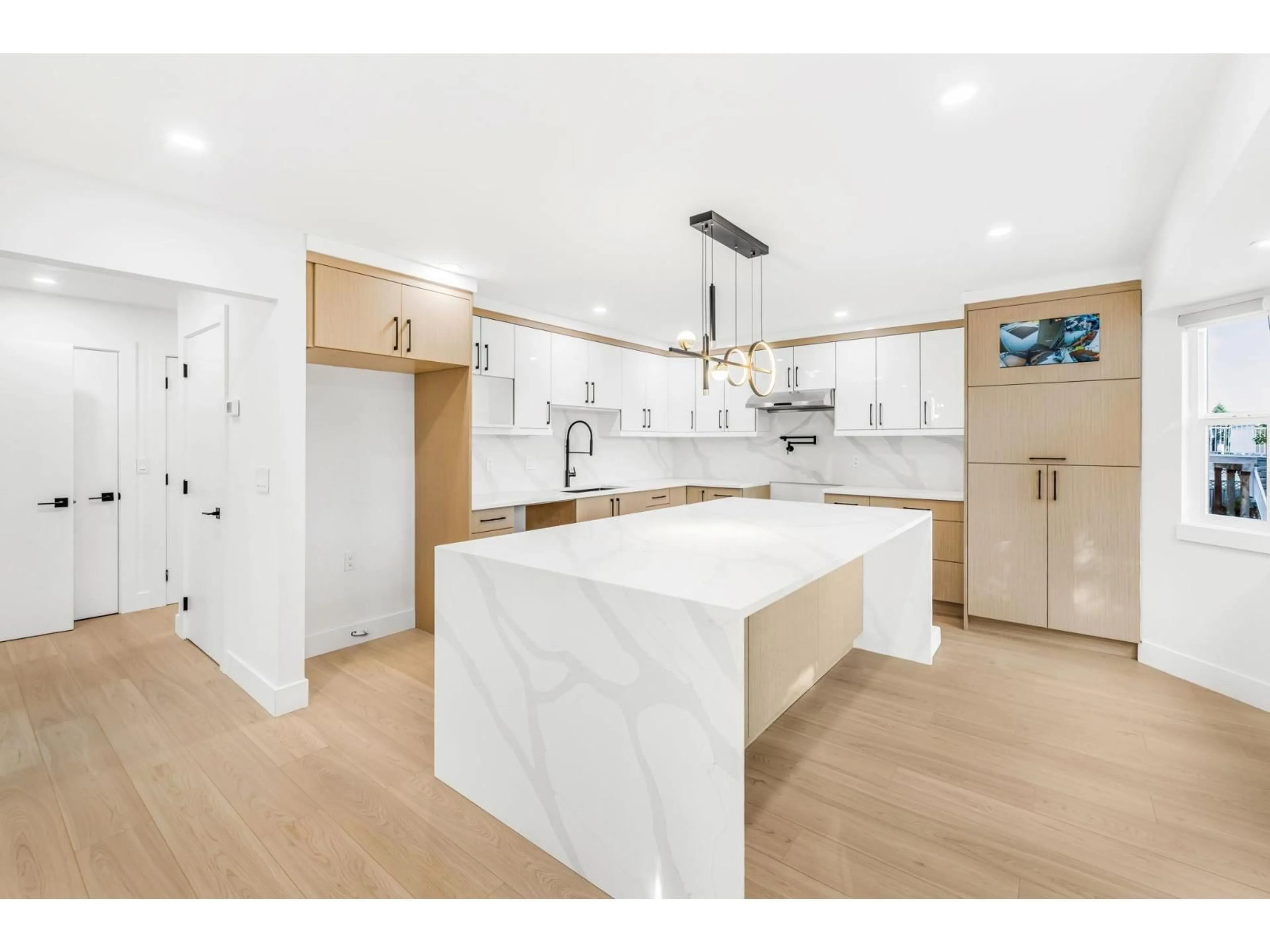 Open concept kitchen, ceramic/tile floor for 14278 HYLAND ROAD, Surrey British Columbia V3W2C5