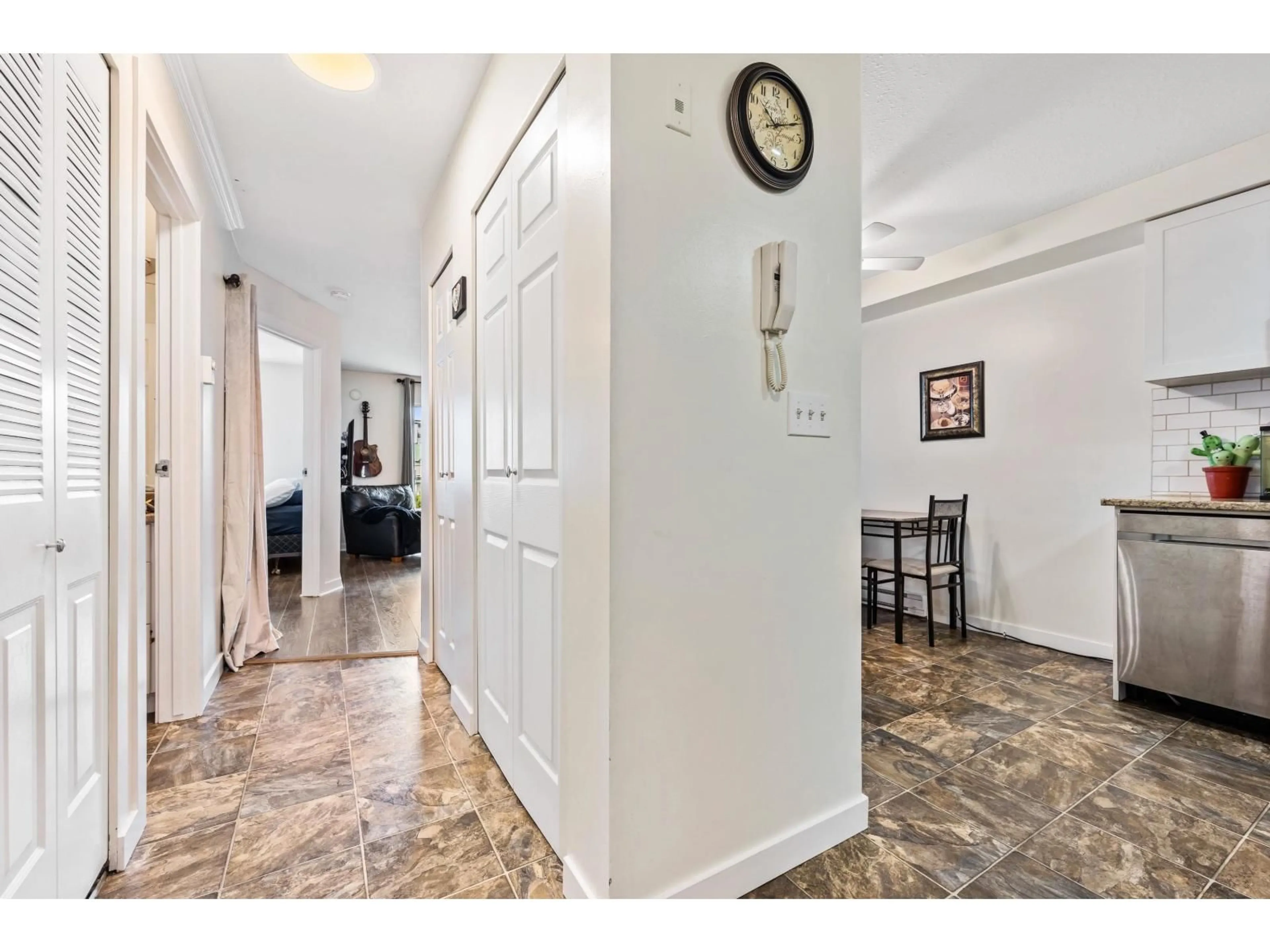 Indoor entryway for 207 - 7435 SHAW AVENUE, Chilliwack British Columbia V2R3C1