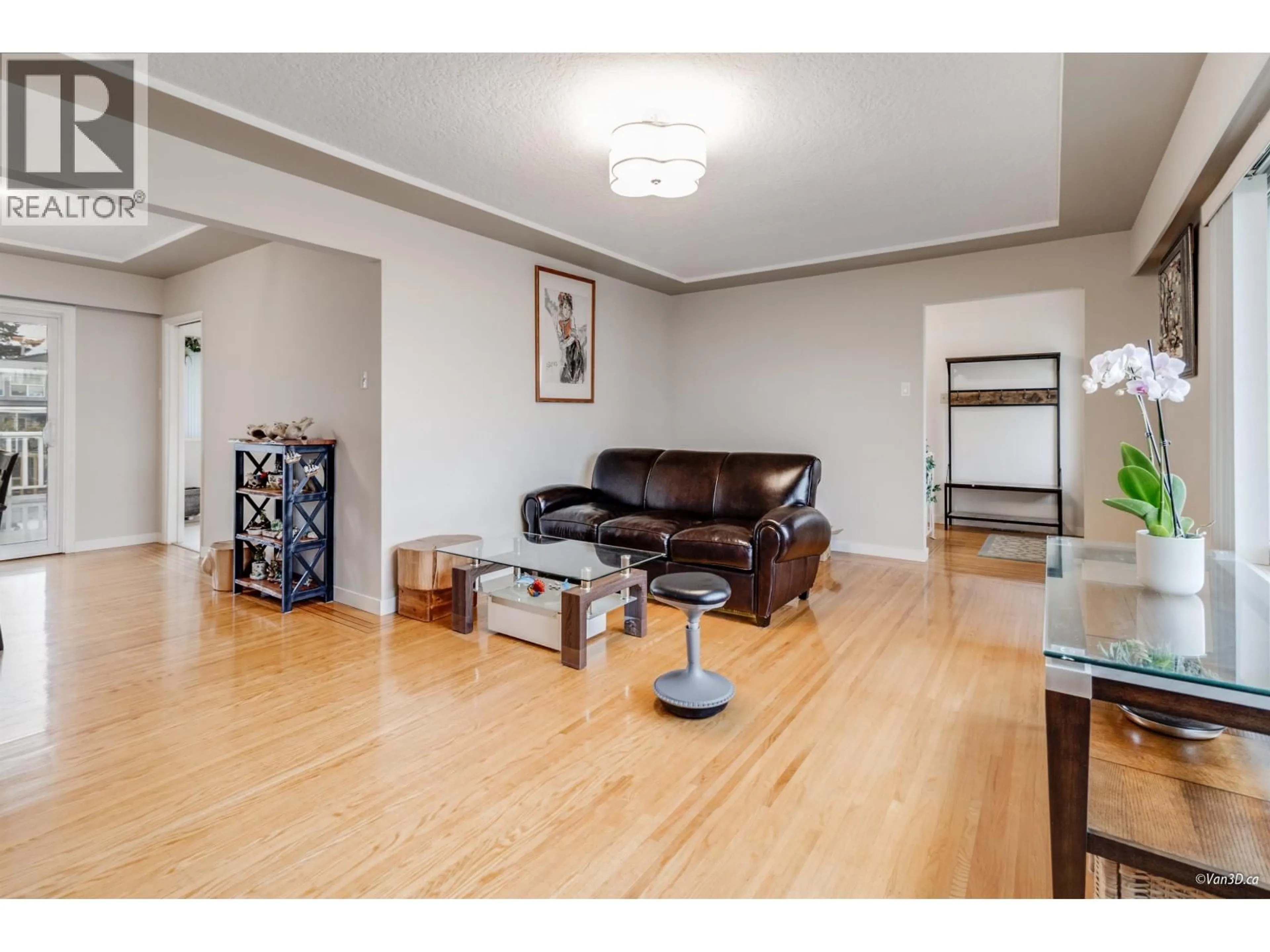 Living room with furniture, wood/laminate floor for 6555 ST. CHARLES PLACE, Burnaby British Columbia V5H3W1