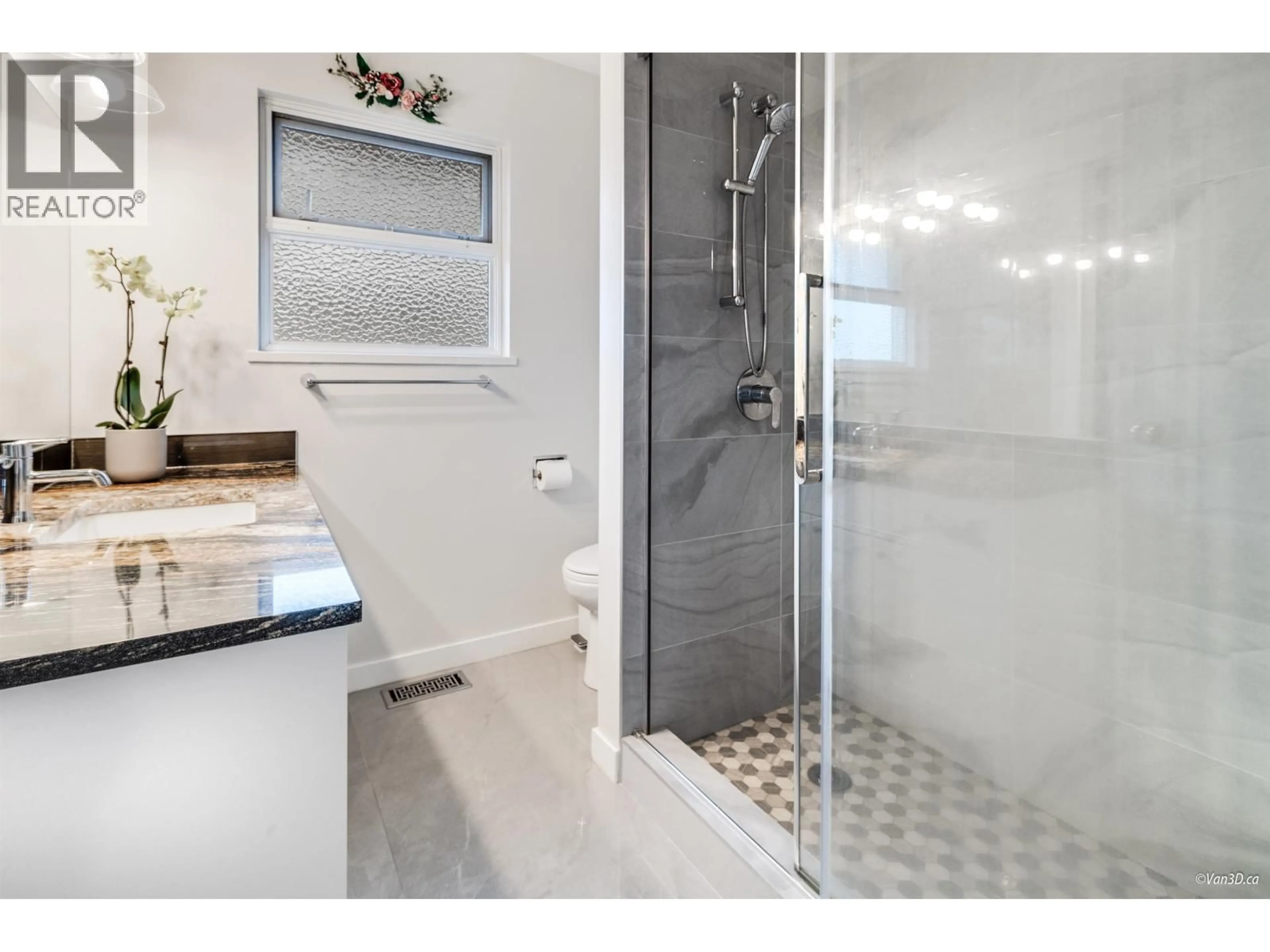 Contemporary bathroom, ceramic/tile floor for 6555 ST. CHARLES PLACE, Burnaby British Columbia V5H3W1