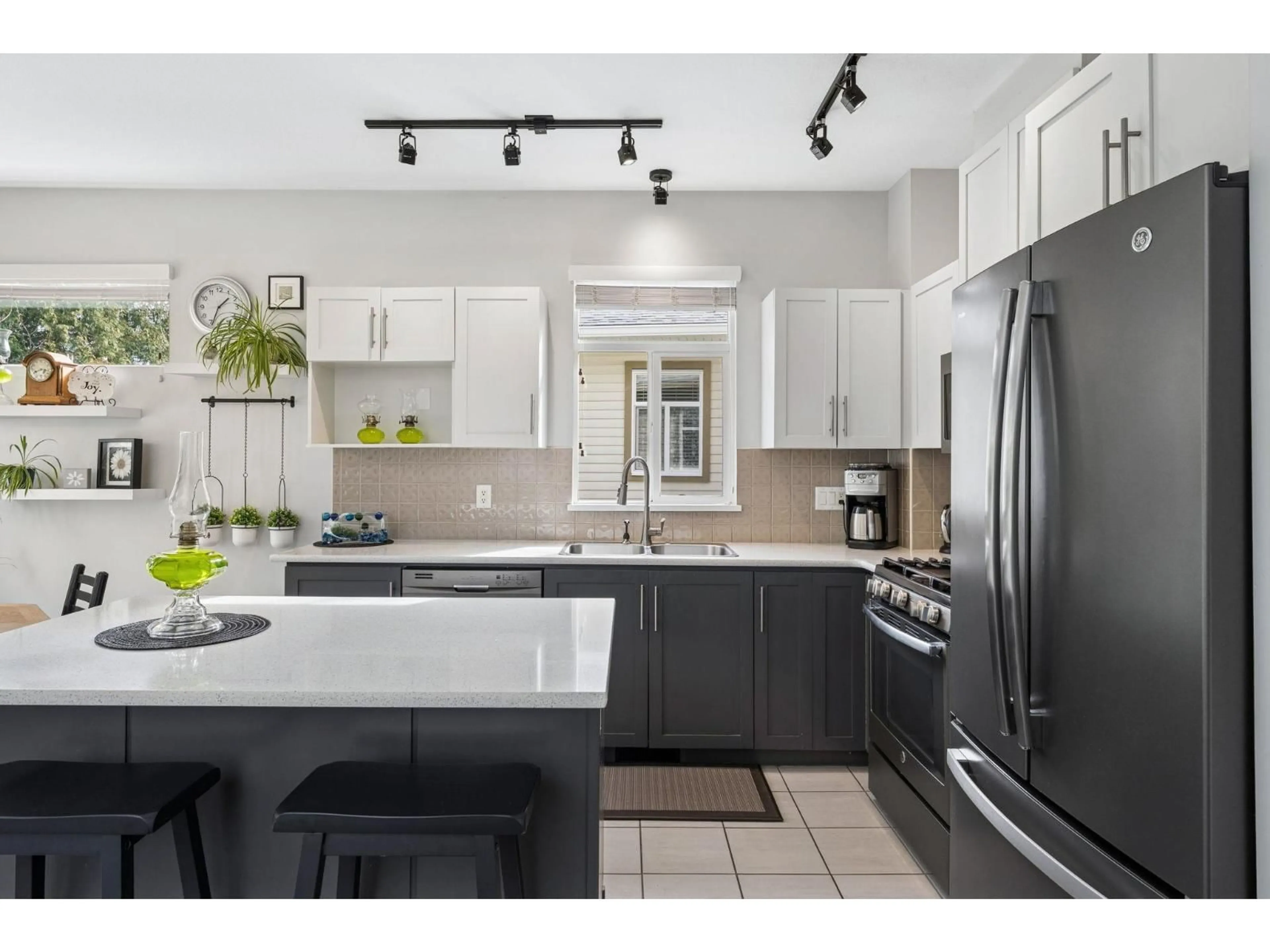 Open concept kitchen, ceramic/tile floor for 16 - 15188 62A AVENUE, Surrey British Columbia V3S1W7