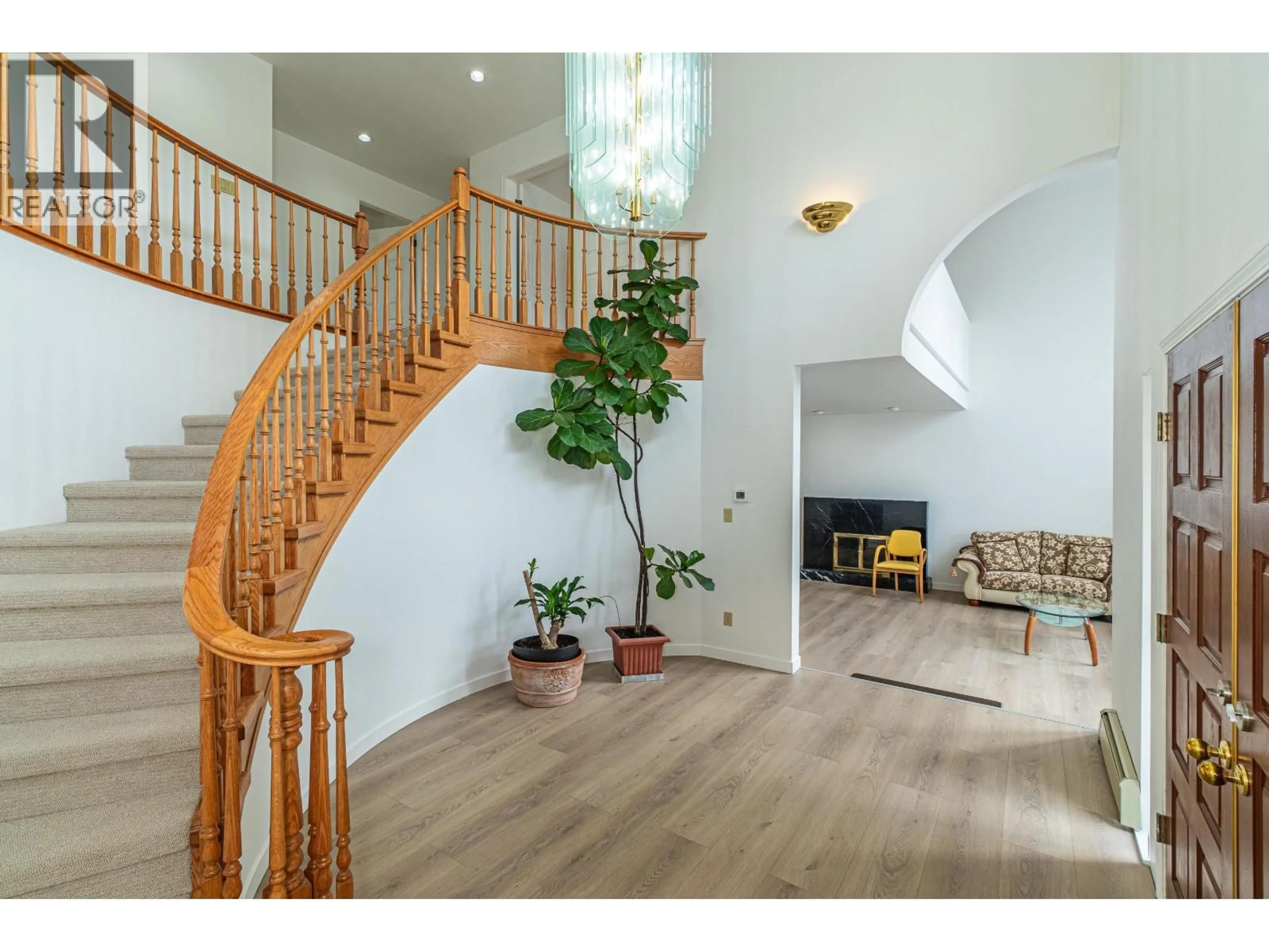 Indoor foyer for 5611 HOLT AVENUE, Richmond British Columbia V7C5C8
