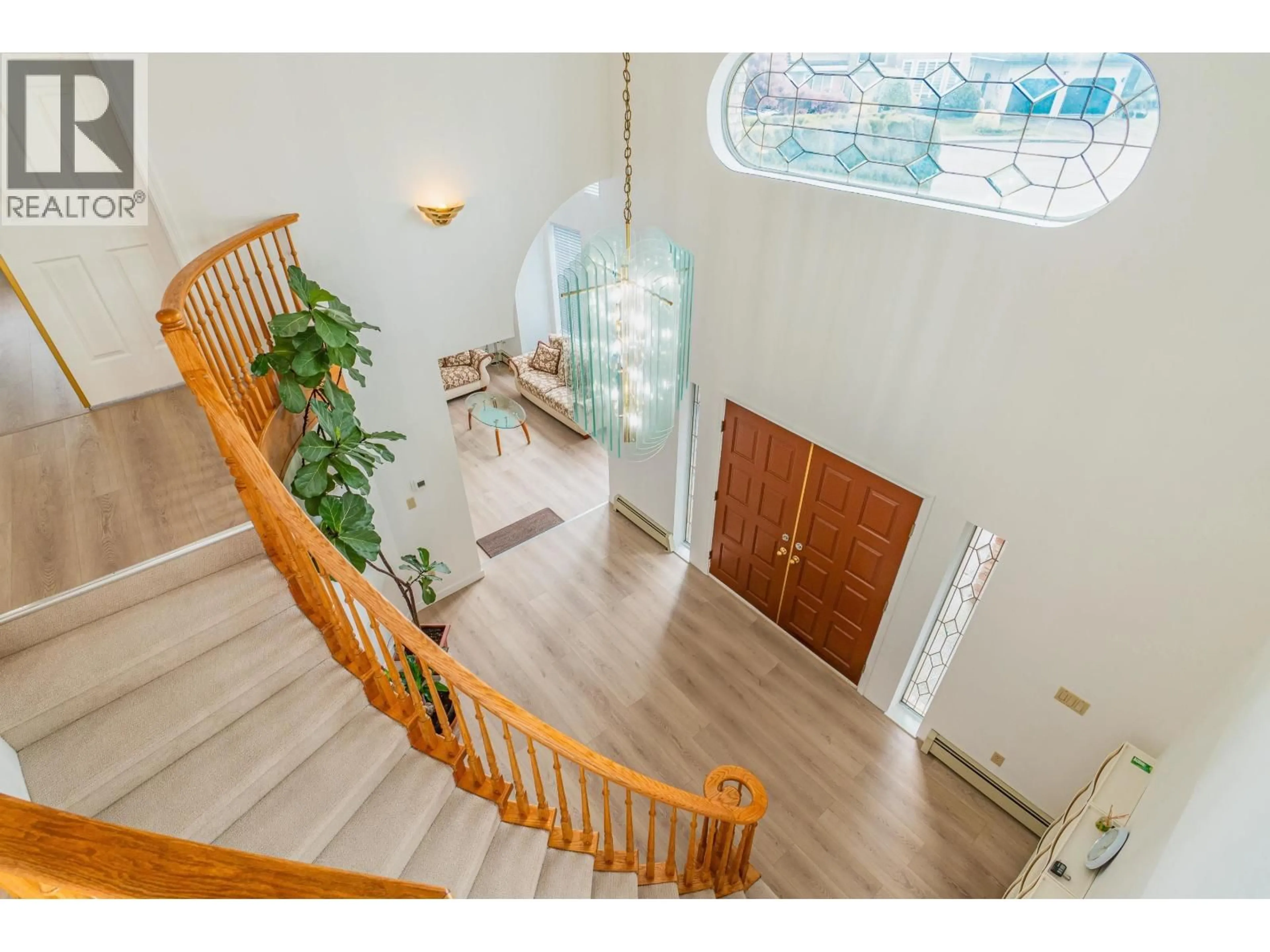 Indoor foyer for 5611 HOLT AVENUE, Richmond British Columbia V7C5C8