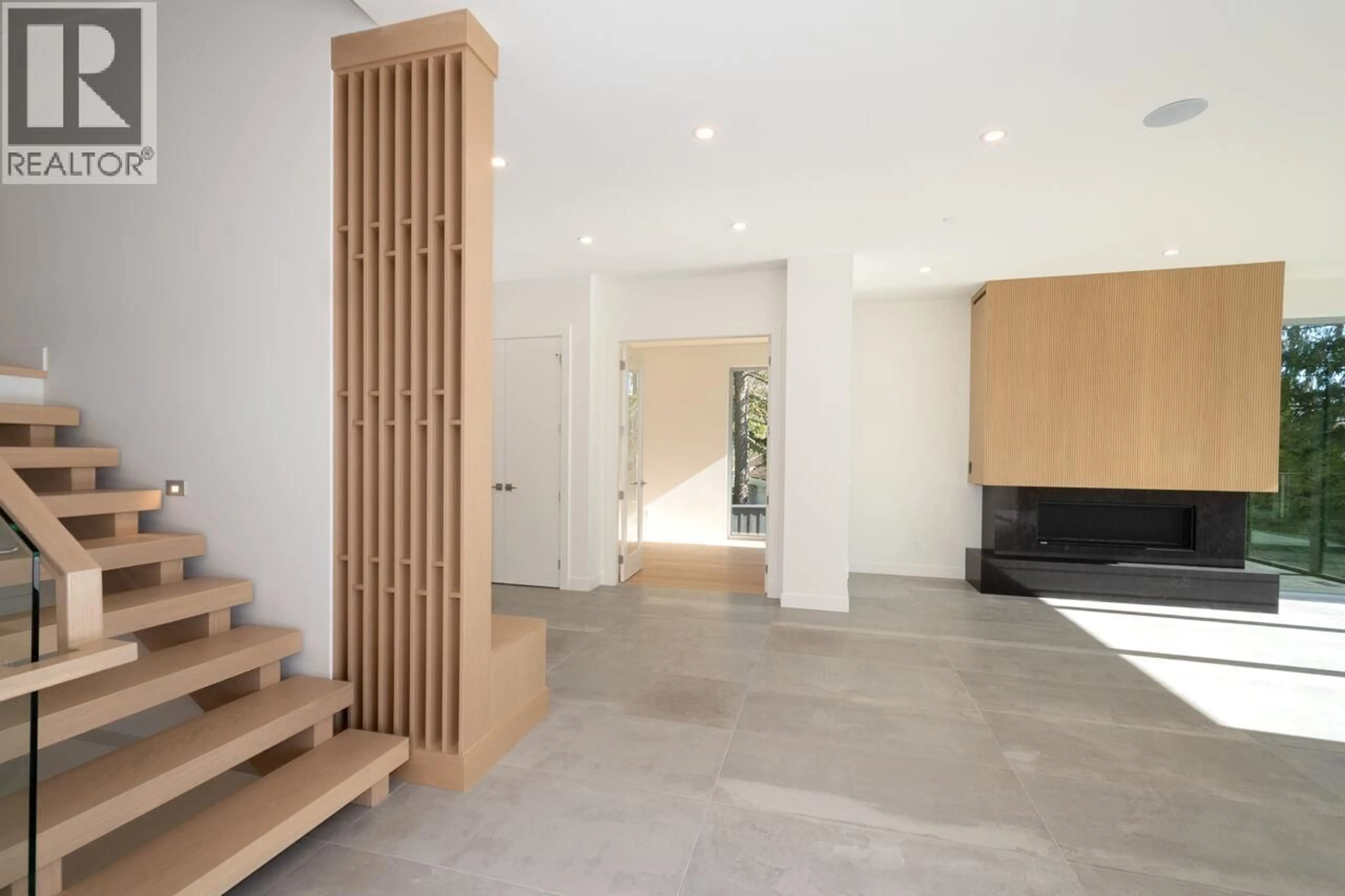 Indoor foyer for 4437 PICCADILLY NORTH, West Vancouver British Columbia V7W1C8