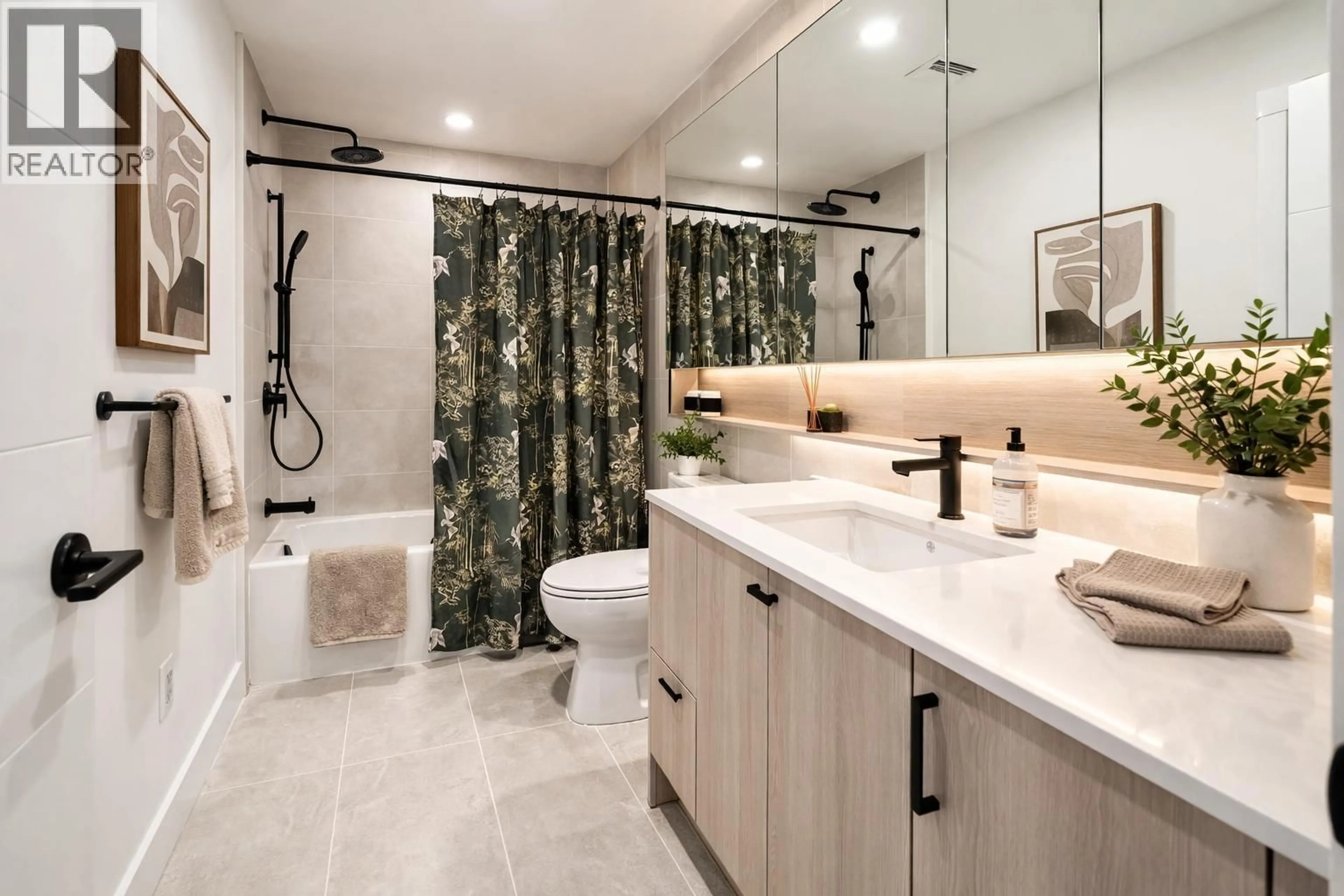 Contemporary bathroom, ceramic/tile floor for 407 - 2268 BROADWAY AVENUE, Vancouver British Columbia V5N0L2