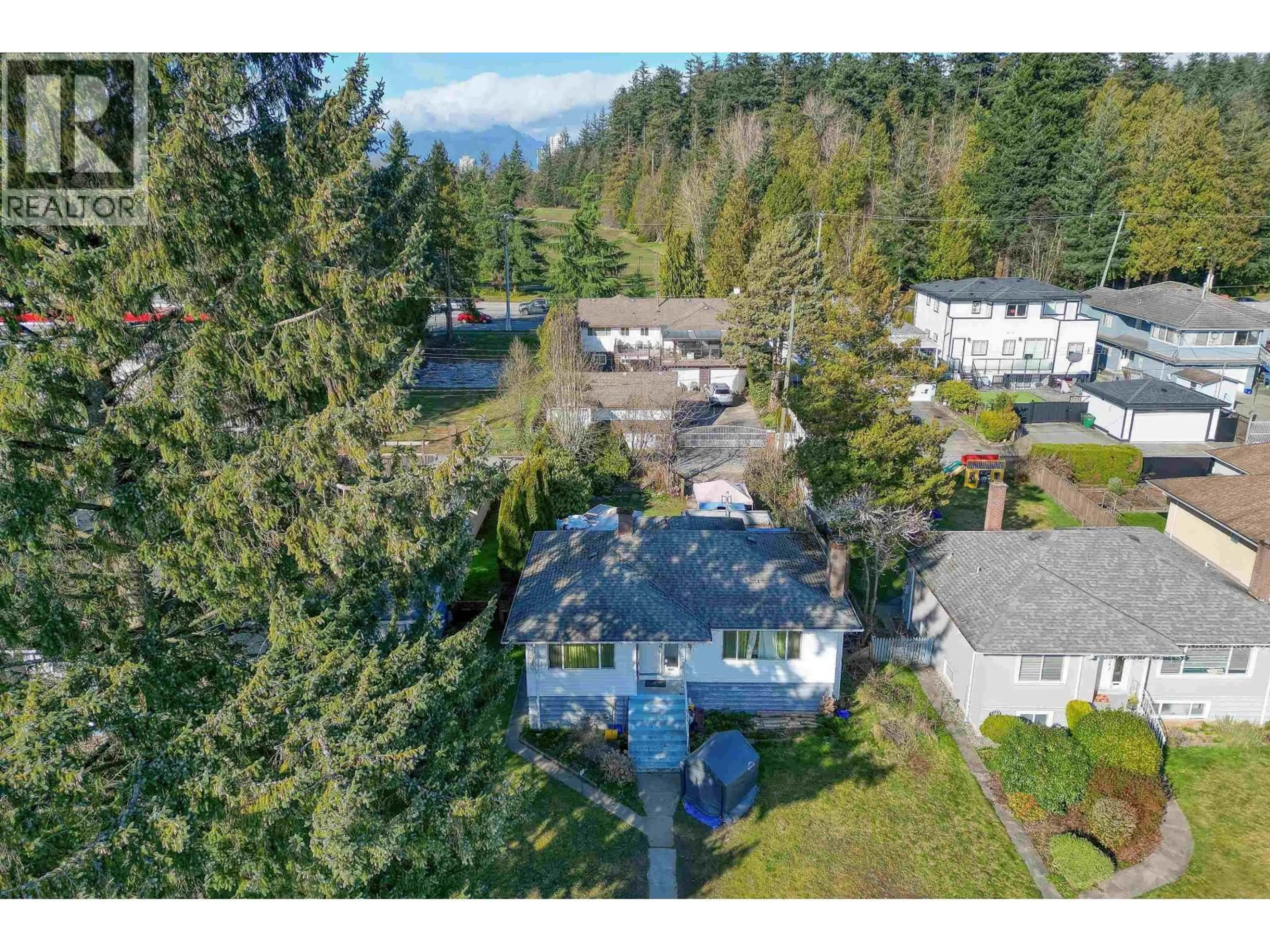A pic from outside/outdoor area/front of a property/back of a property/a pic from drone, unknown for 3737 DUBOIS STREET, Burnaby British Columbia V5J1K9