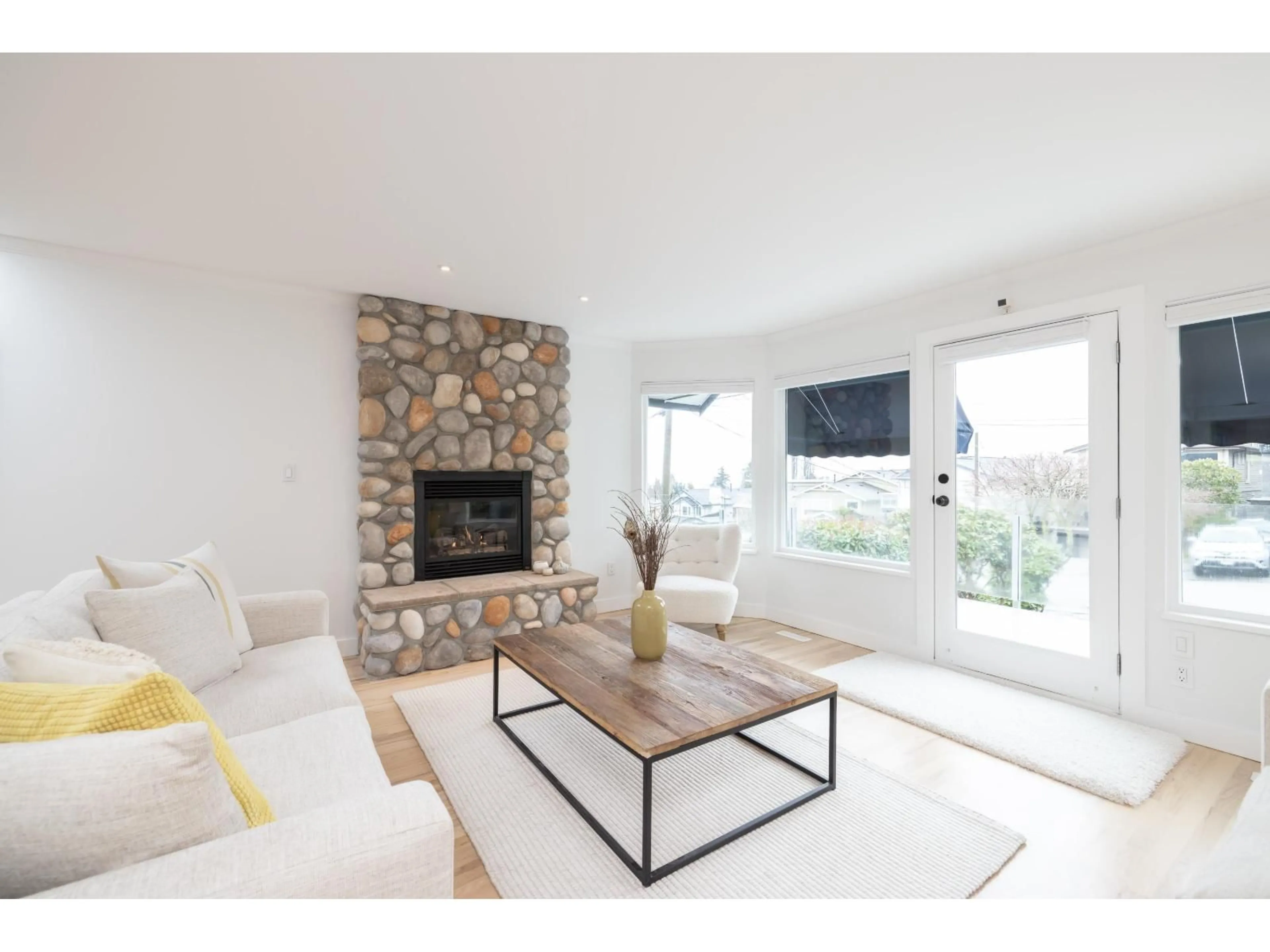 Living room with furniture, ceramic/tile floor for 976 HABGOOD STREET, White Rock British Columbia V4B4W6