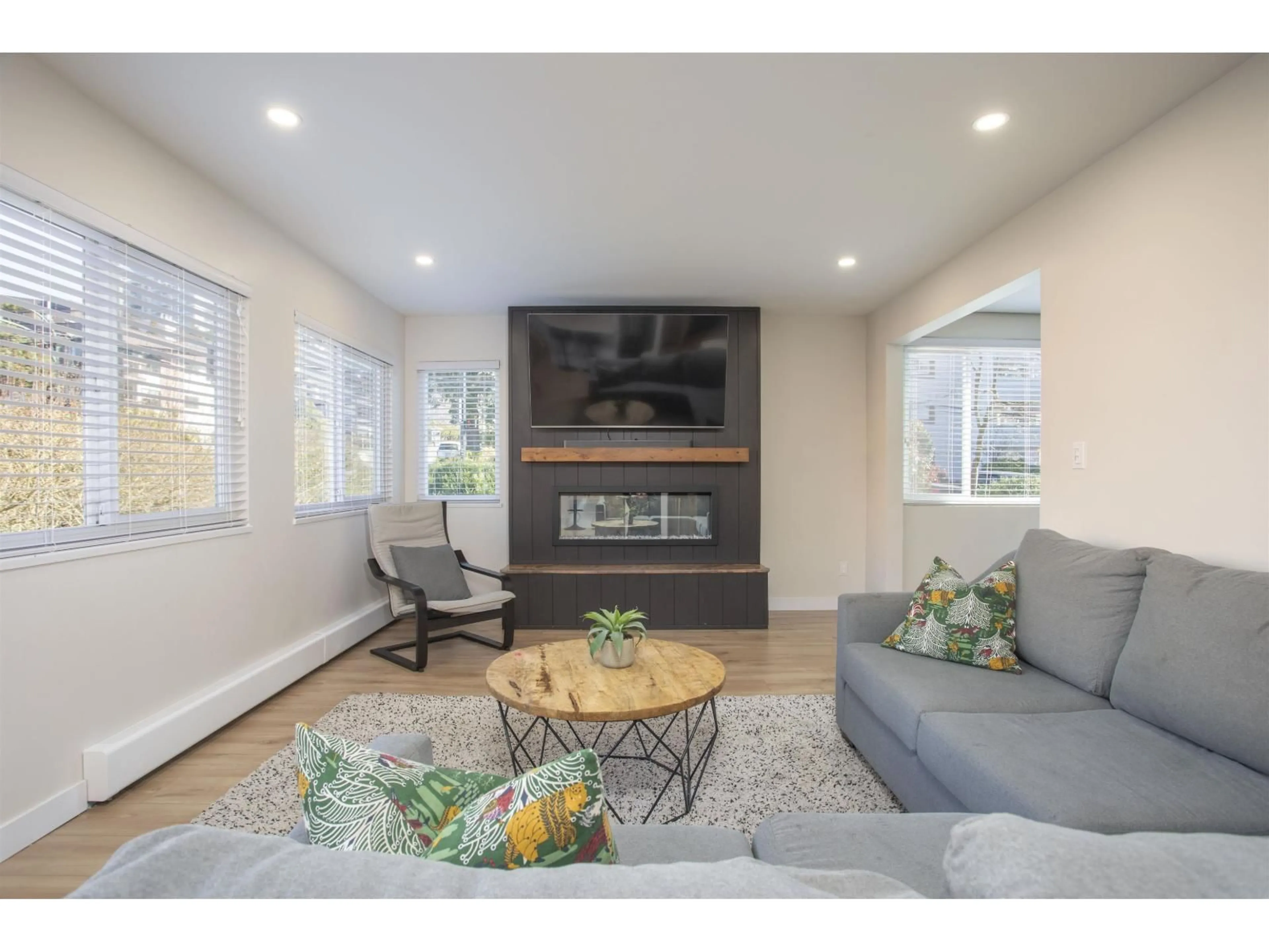 Living room with furniture, wood/laminate floor for 202 - 1381 MARTIN STREET, White Rock British Columbia V4B3W6