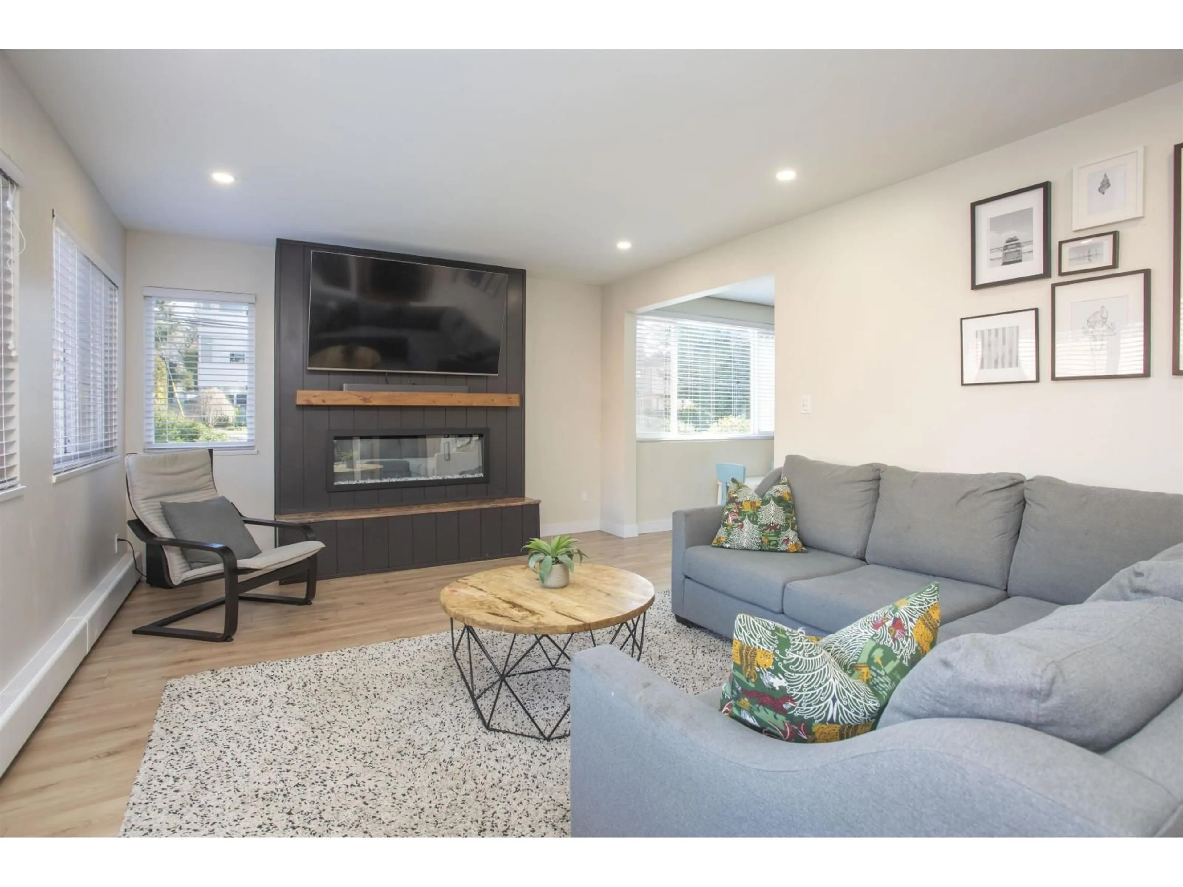 Living room with furniture, wood/laminate floor for 202 - 1381 MARTIN STREET, White Rock British Columbia V4B3W6