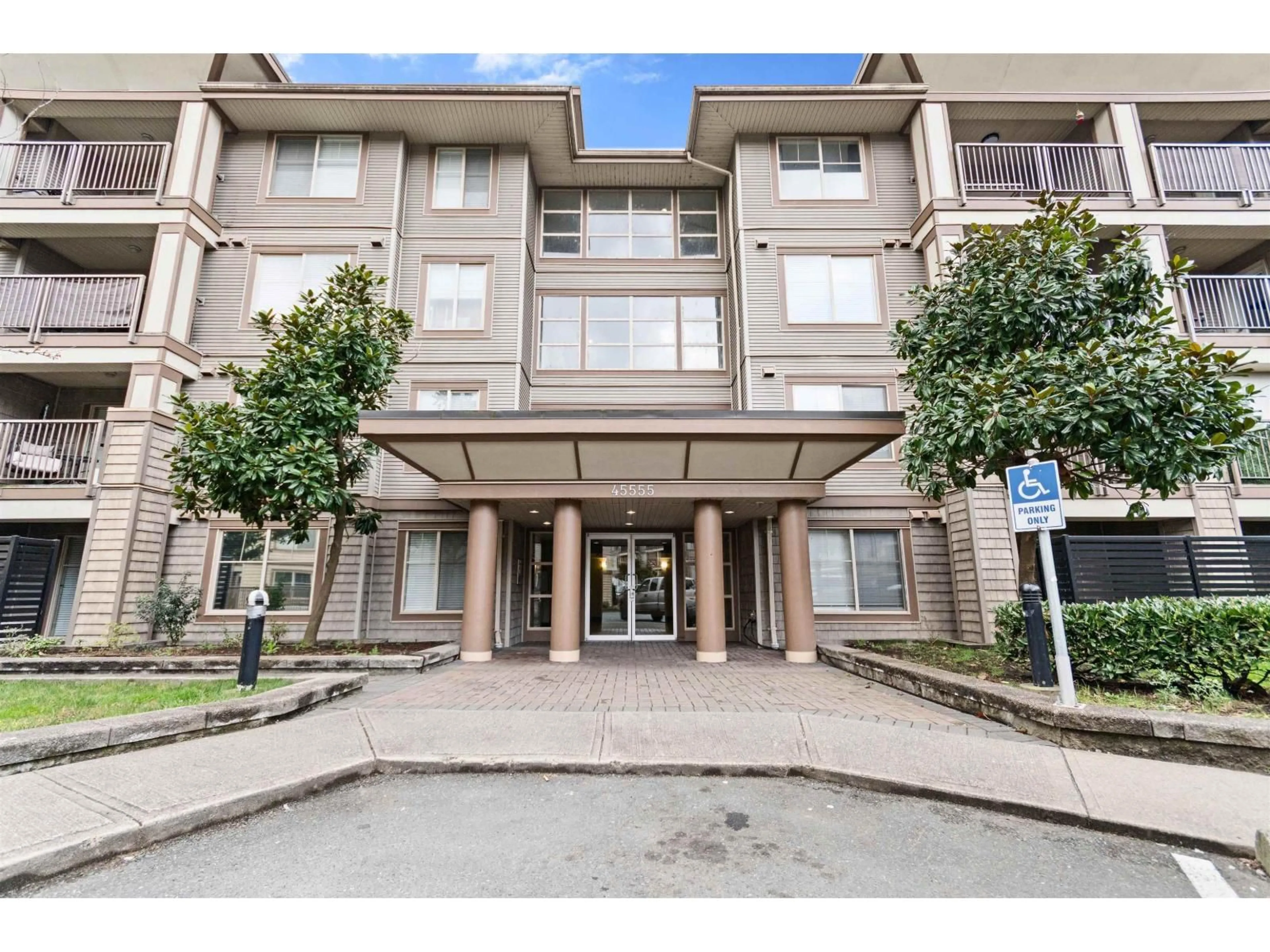 Indoor foyer for 108 - 45555 YALE ROAD, Chilliwack British Columbia V2P0A9