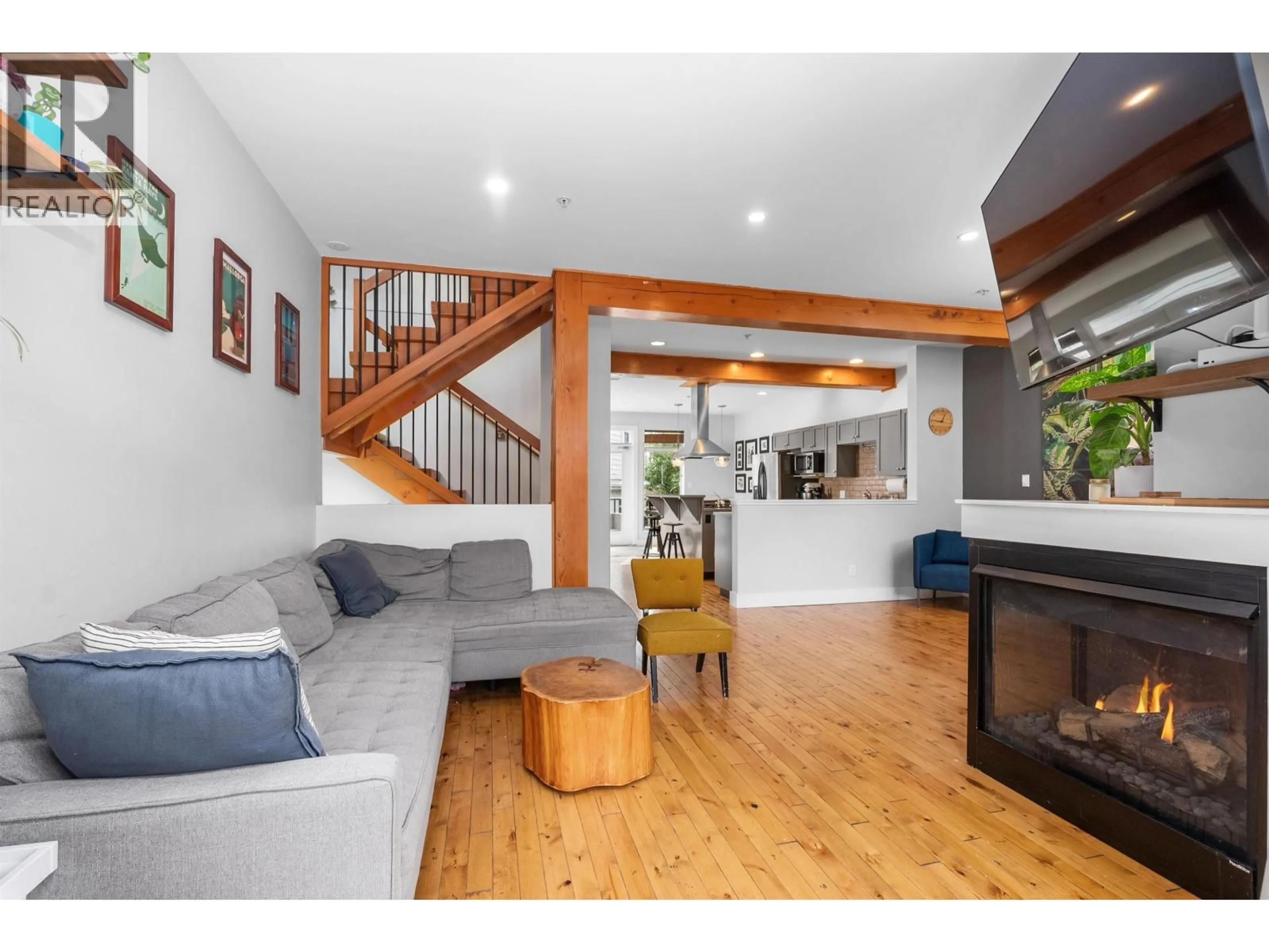 Living room with furniture, wood/laminate floor for 19 - 39758 GOVERNMENT ROAD, Squamish British Columbia V8B0G3