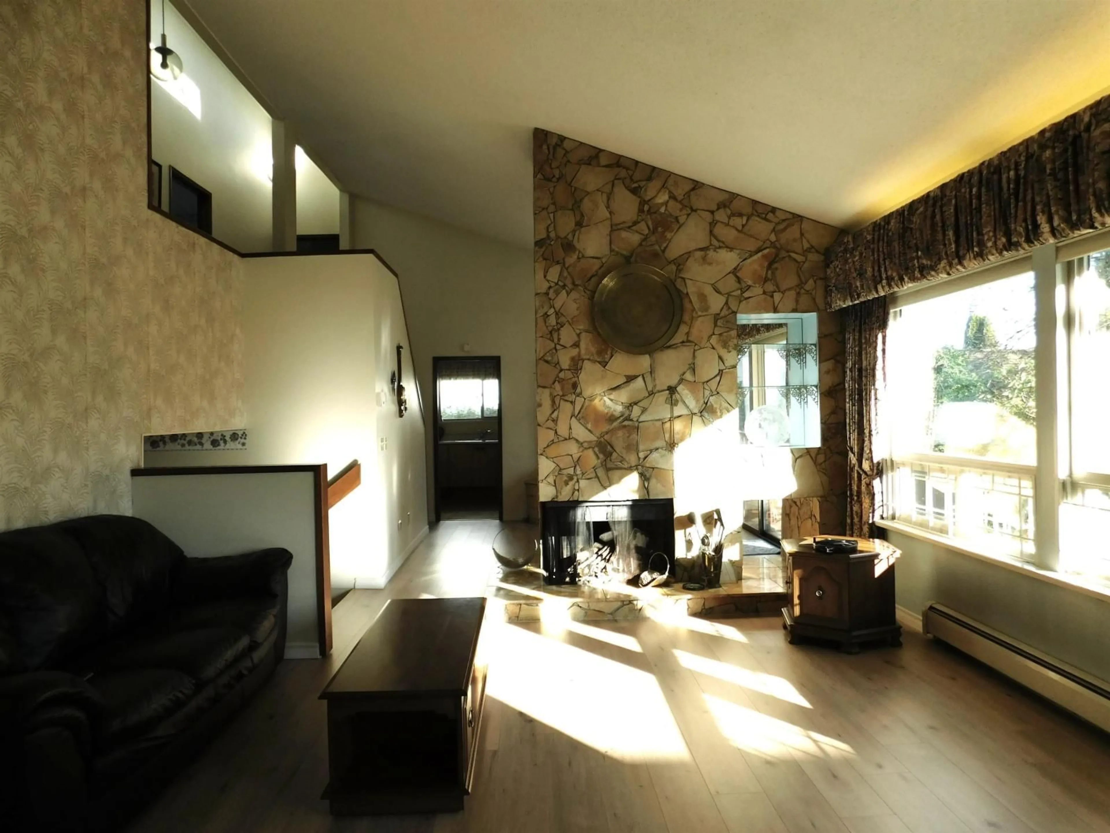 Living room with furniture, unknown for 12420 91 AVENUE, Surrey British Columbia V3V1C9