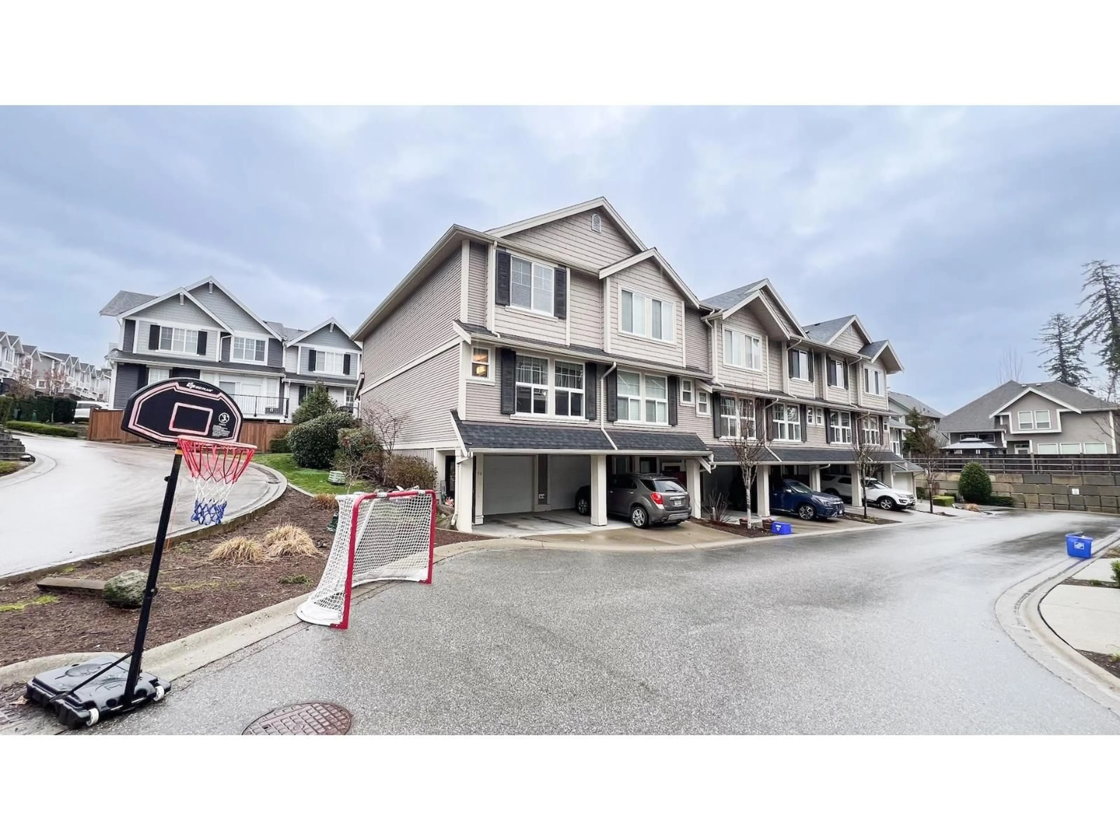 A pic from outside/outdoor area/front of a property/back of a property/a pic from drone, unknown for 70 - 20831 70 AVENUE, Langley British Columbia V2Y0H1