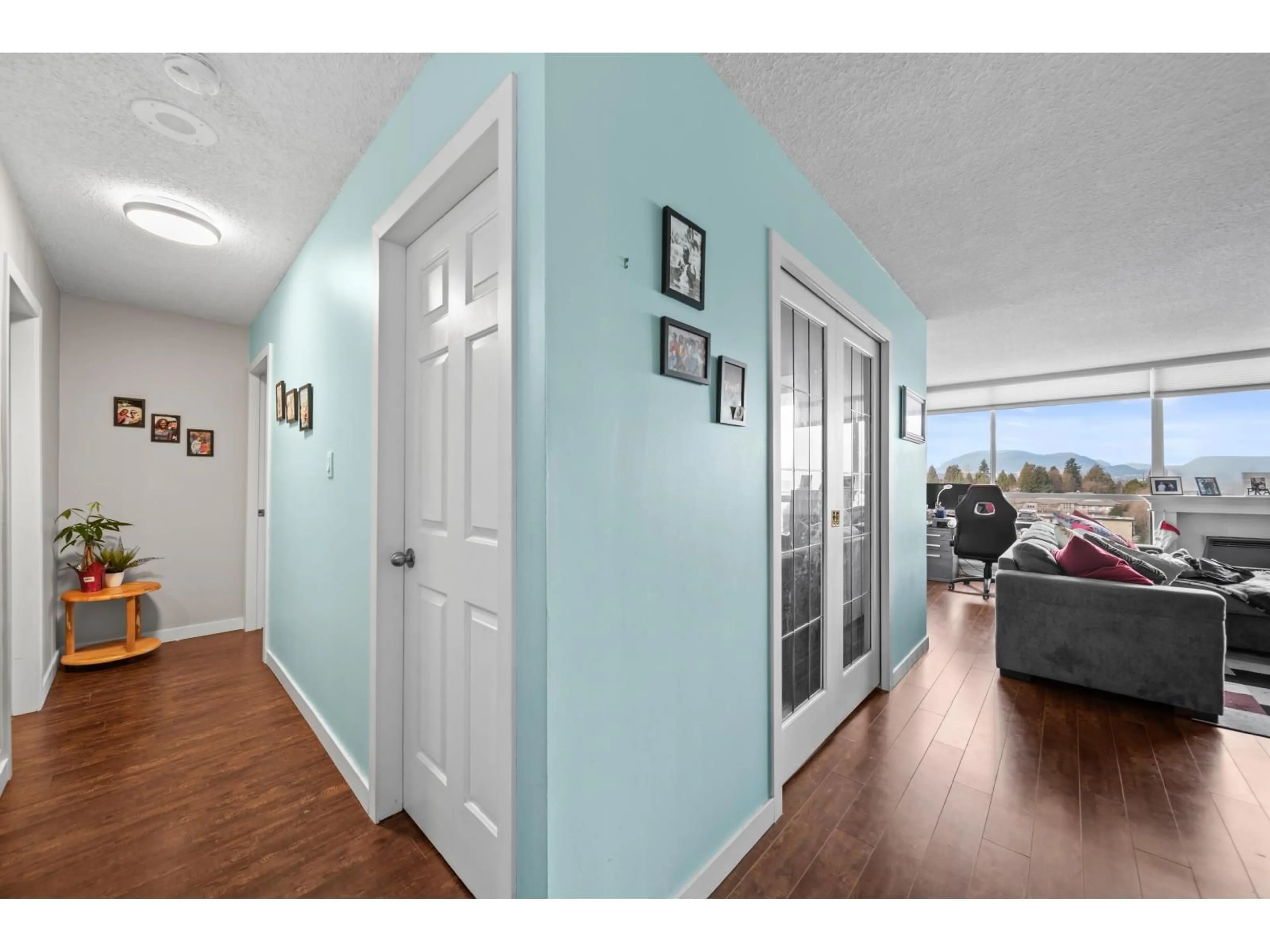 Indoor entryway for 806 - 14881 103A AVENUE, Surrey British Columbia V3R0M5