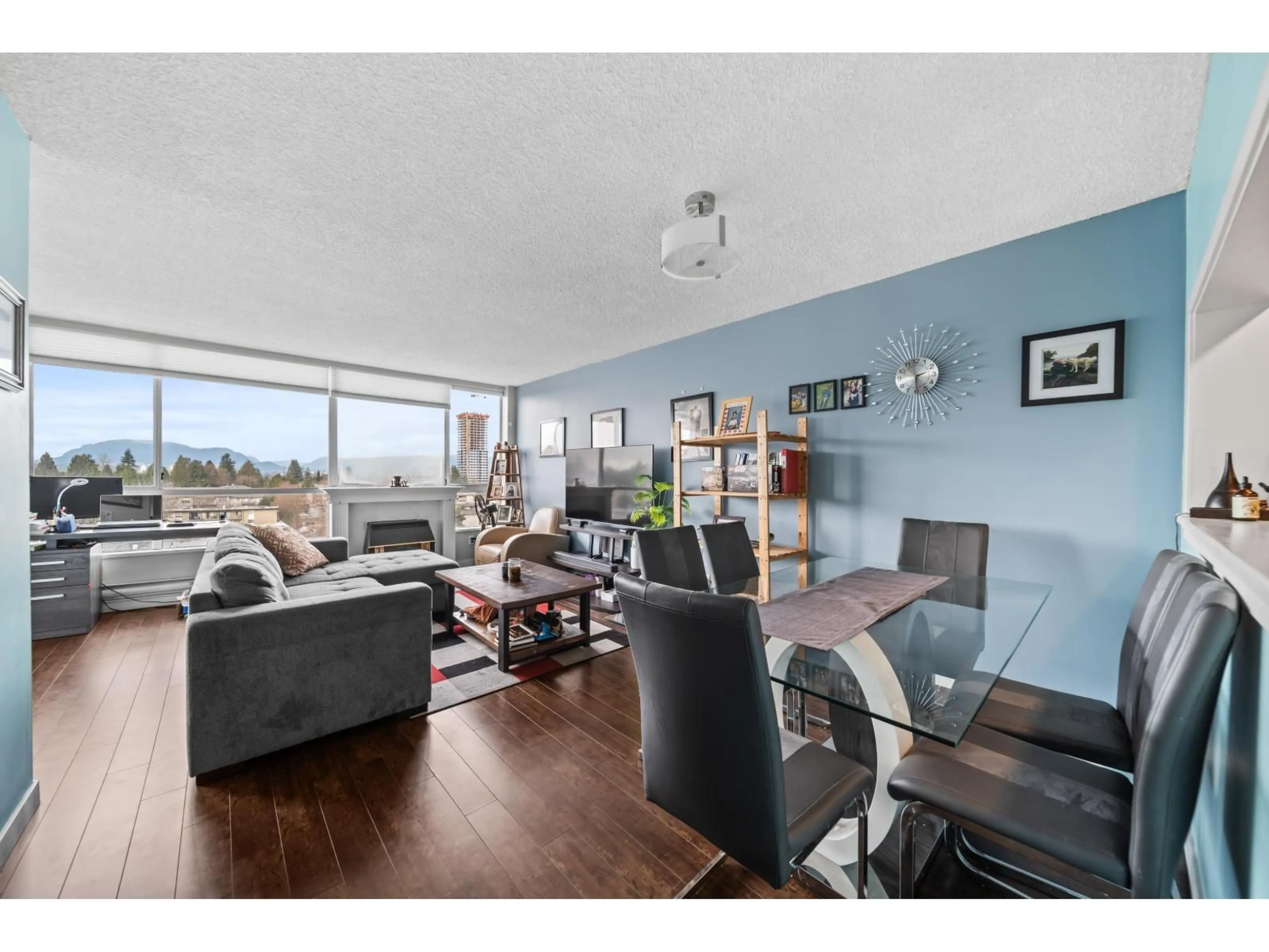 Living room with furniture, wood/laminate floor for 806 - 14881 103A AVENUE, Surrey British Columbia V3R0M5