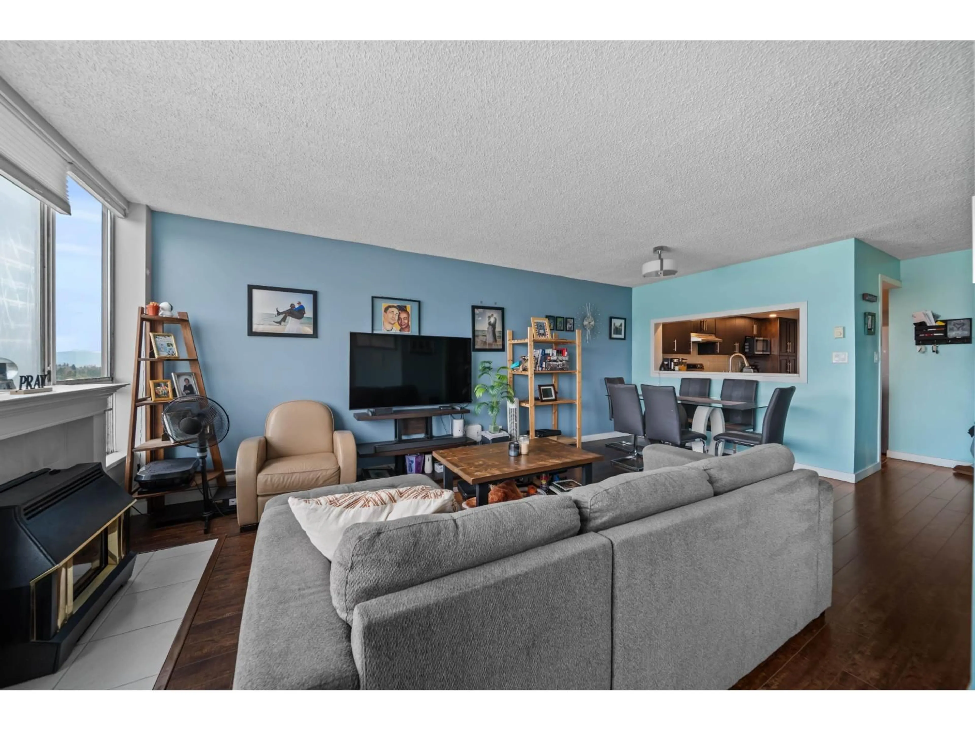 Living room with furniture, wood/laminate floor for 806 - 14881 103A AVENUE, Surrey British Columbia V3R0M5