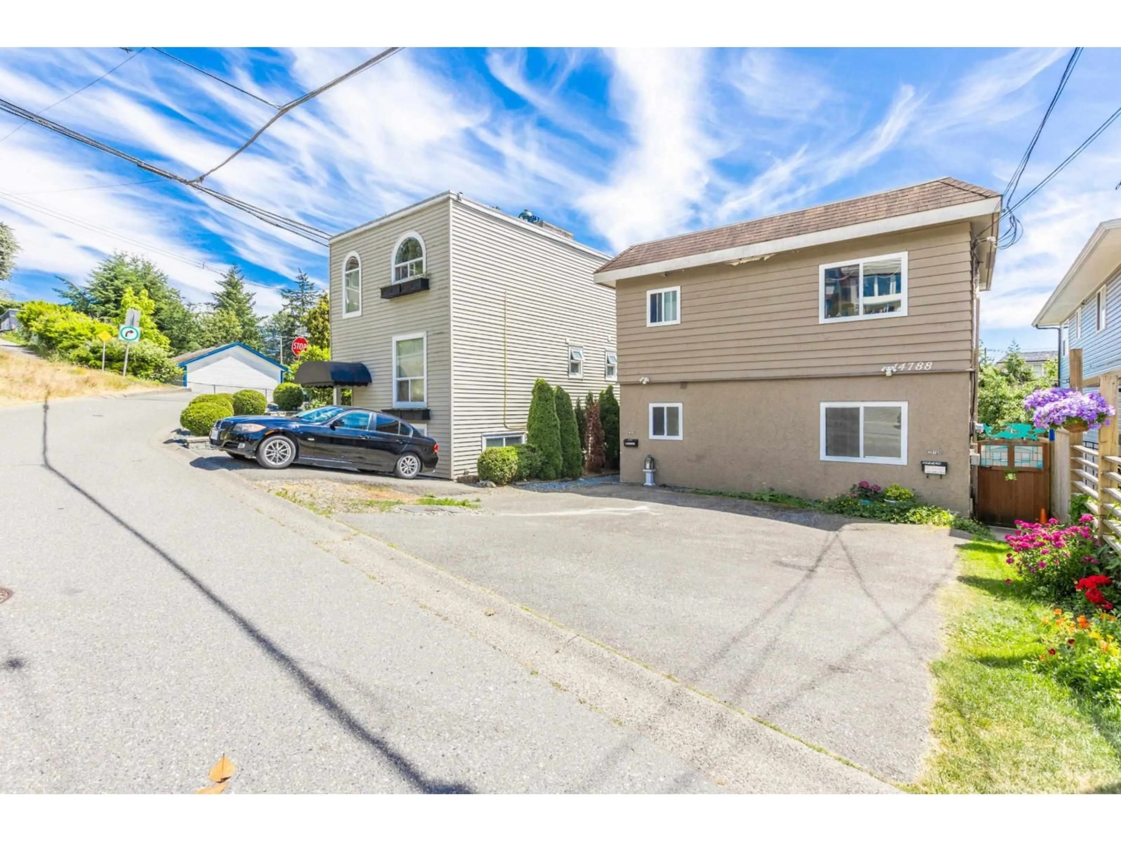 A pic from outside/outdoor area/front of a property/back of a property/a pic from drone, street for 14788 GORDON AVENUE, White Rock British Columbia V4B2A7