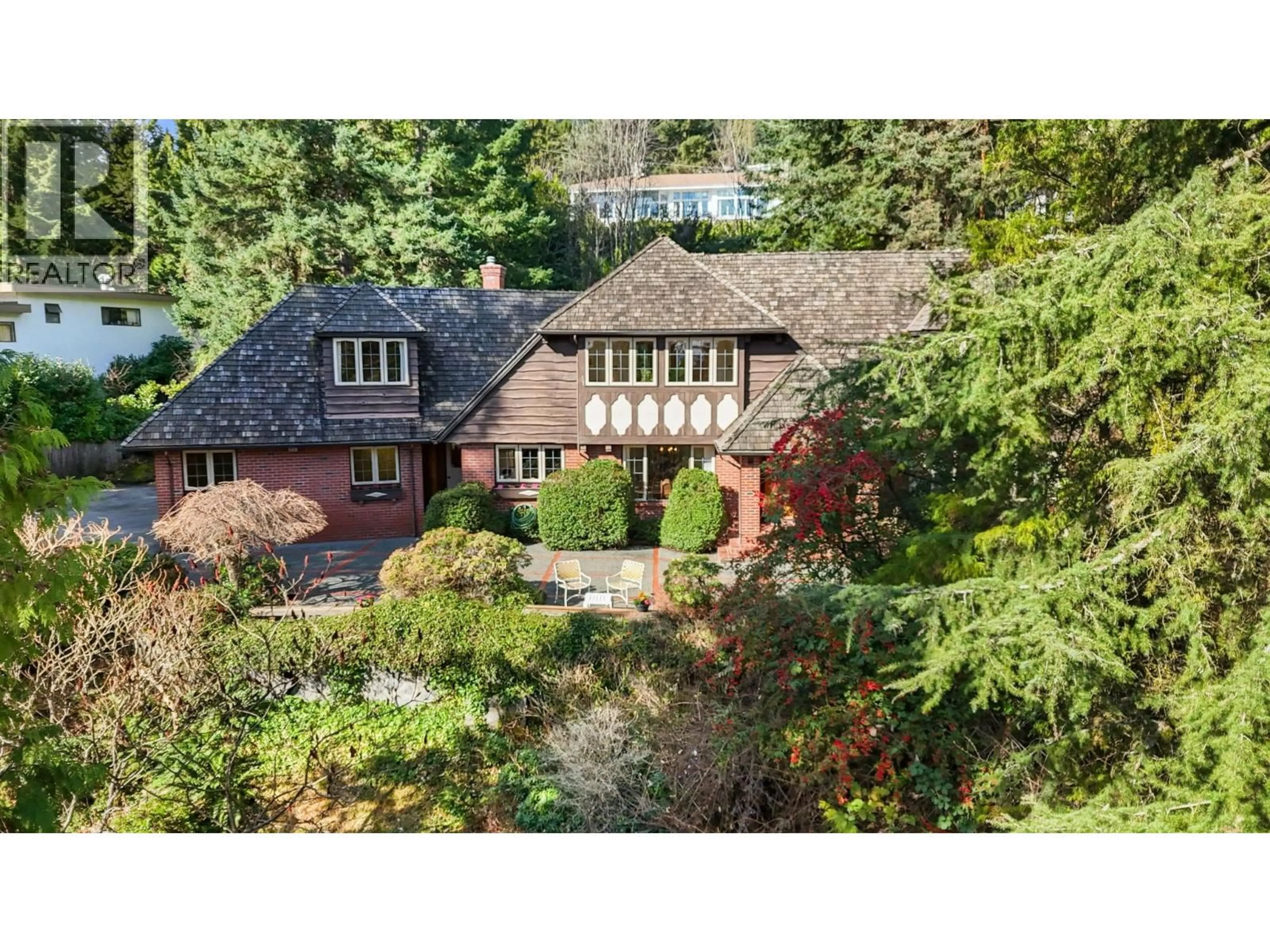 A pic from outside/outdoor area/front of a property/back of a property/a pic from drone, unknown for 895 ELVEDEN ROW, West Vancouver British Columbia V7S1Y7