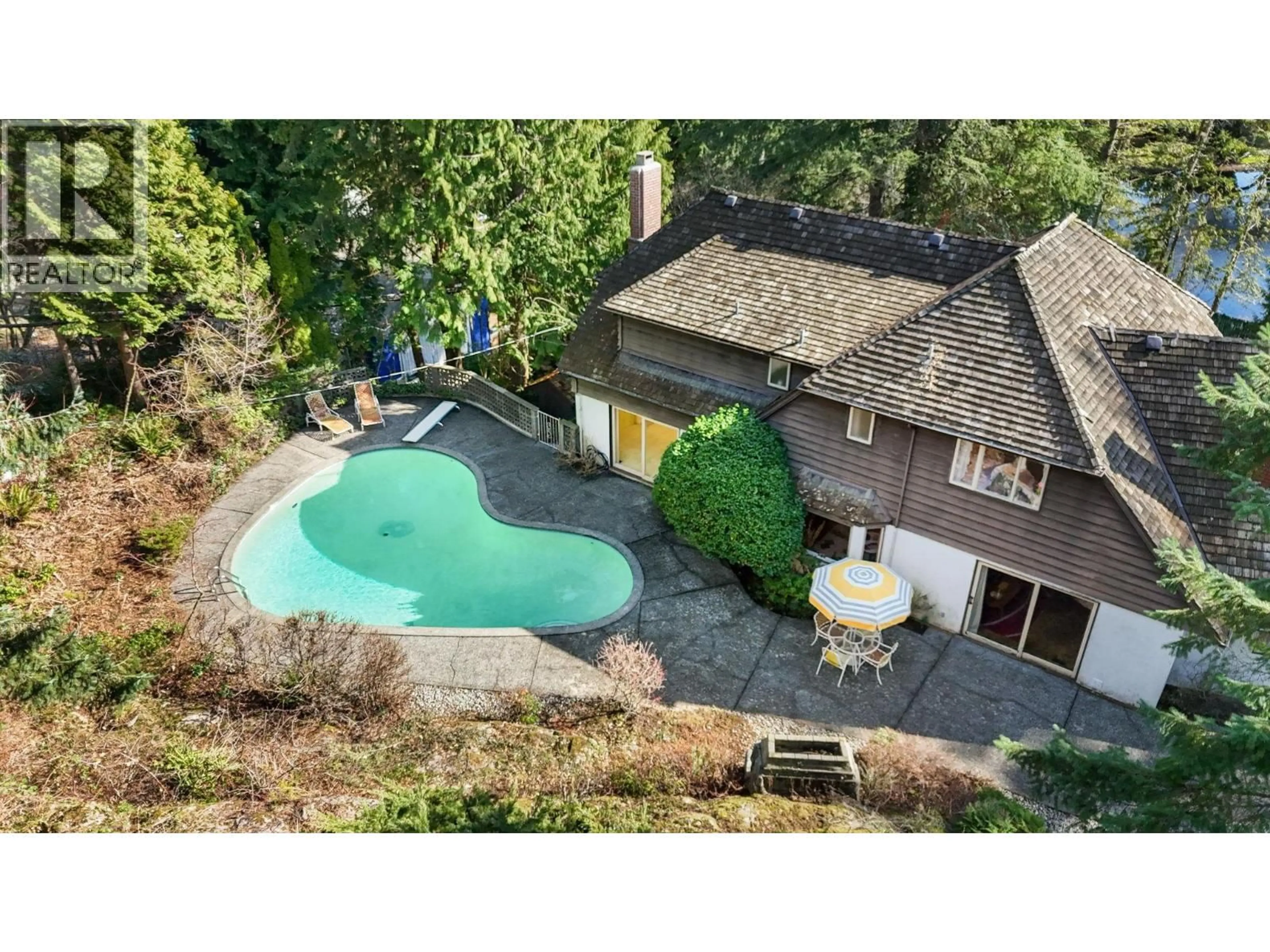 A pic from outside/outdoor area/front of a property/back of a property/a pic from drone, water/lake/river/ocean view for 895 ELVEDEN ROW, West Vancouver British Columbia V7S1Y7
