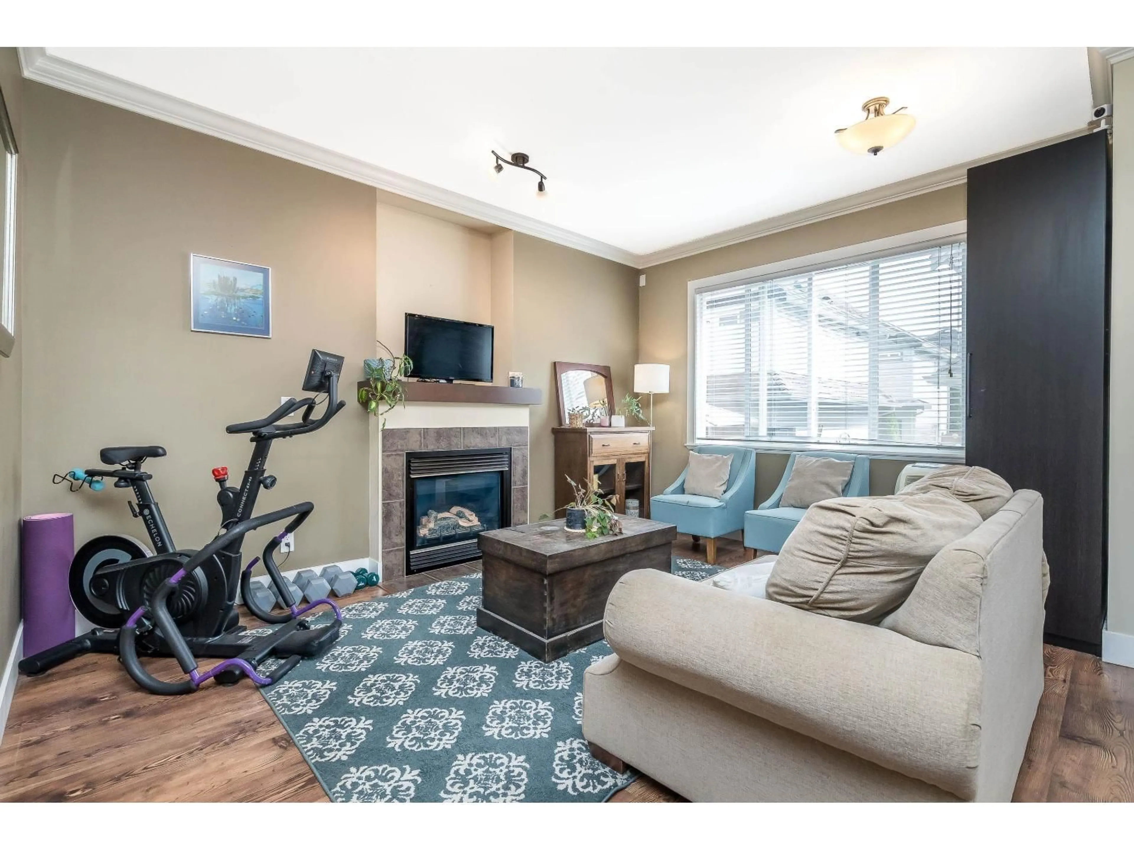 Living room with furniture, wood/laminate floor for 19232 68A AVENUE, Surrey British Columbia V4N0B6