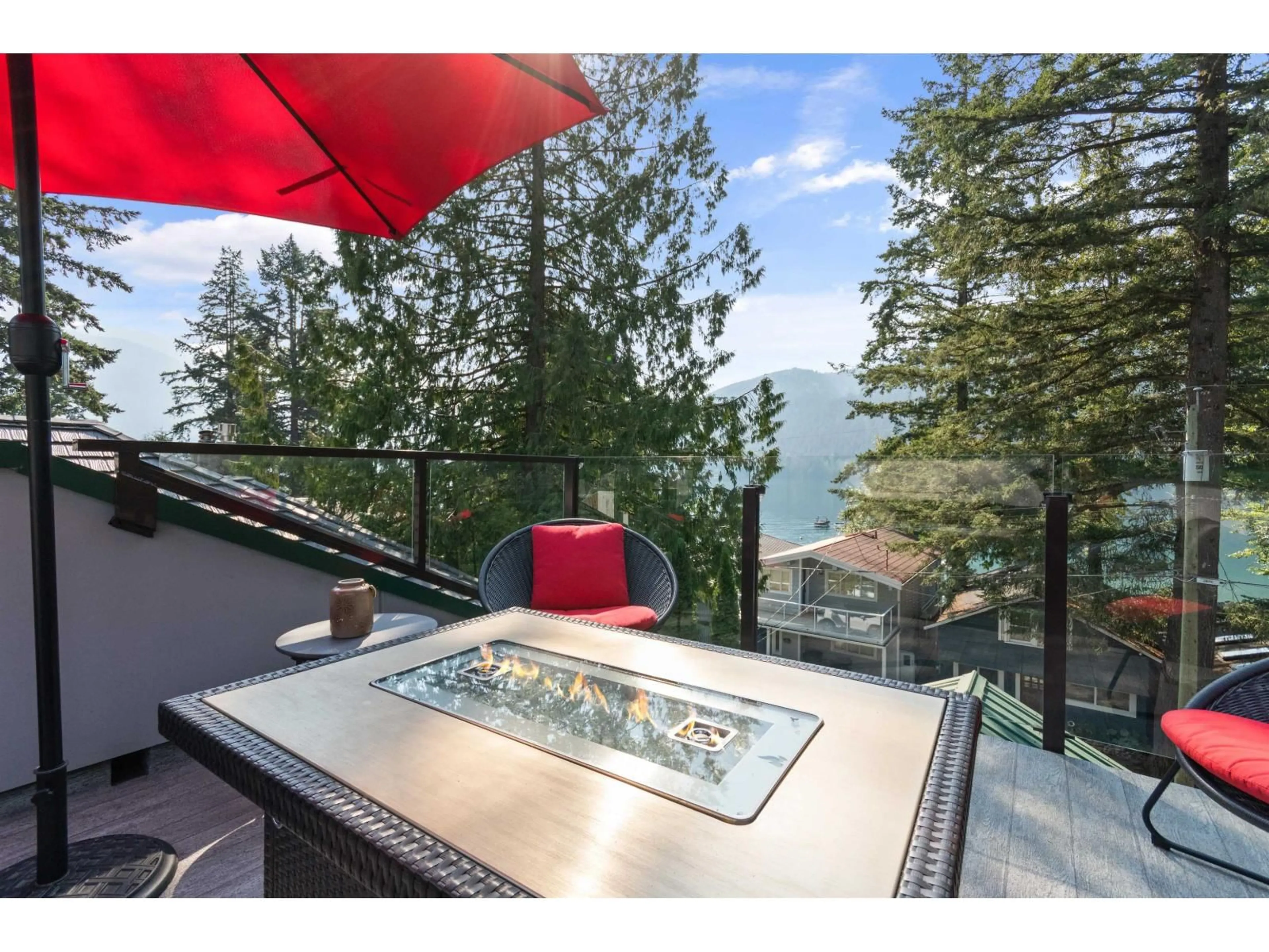 Patio, water/lake/river/ocean view for 262 FIRST AVENUE, Cultus Lake British Columbia V2R4Z4
