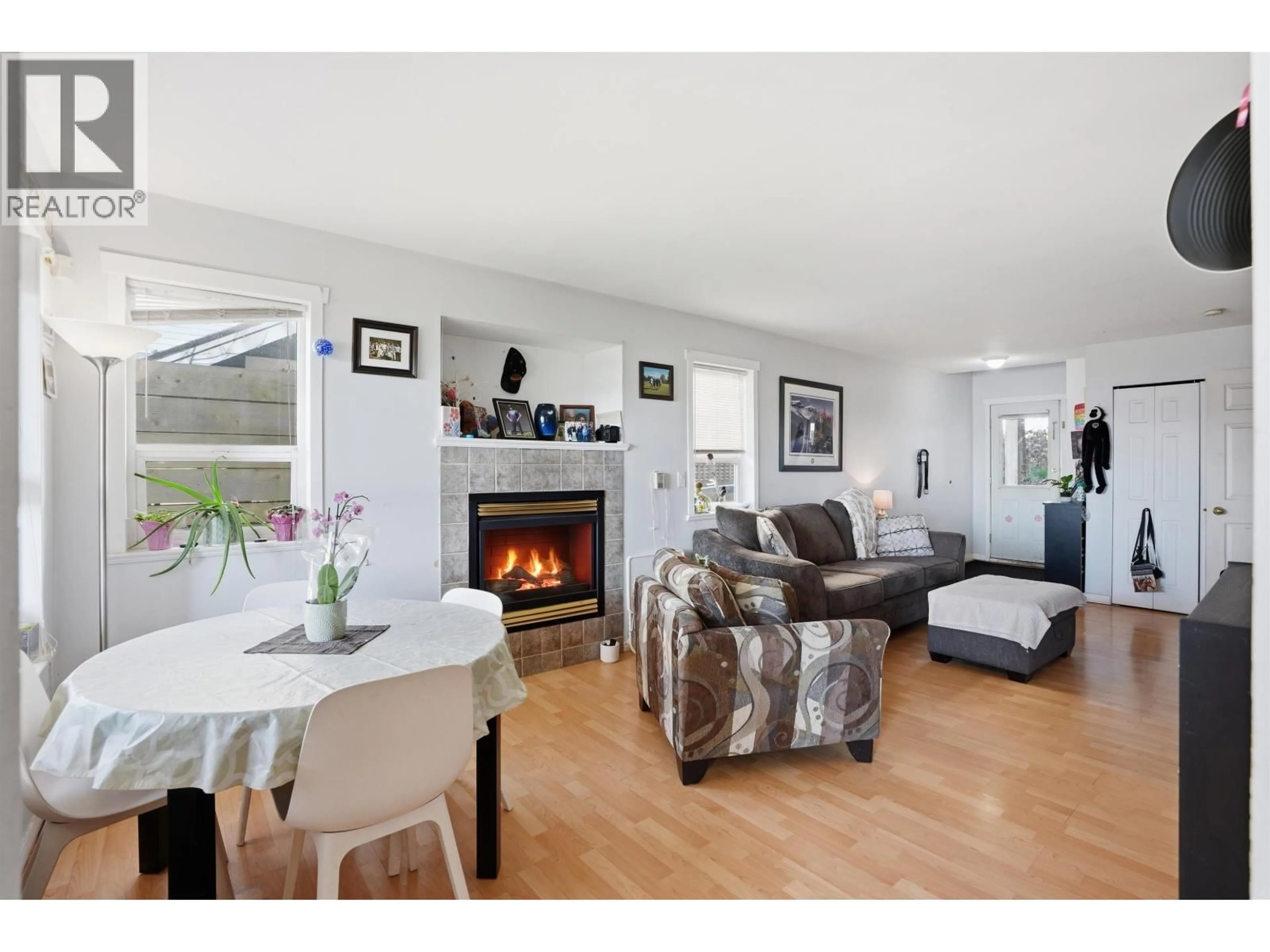 Living room with furniture, wood/laminate floor for B - 403 ALDER STREET, North Vancouver British Columbia V7L1A9