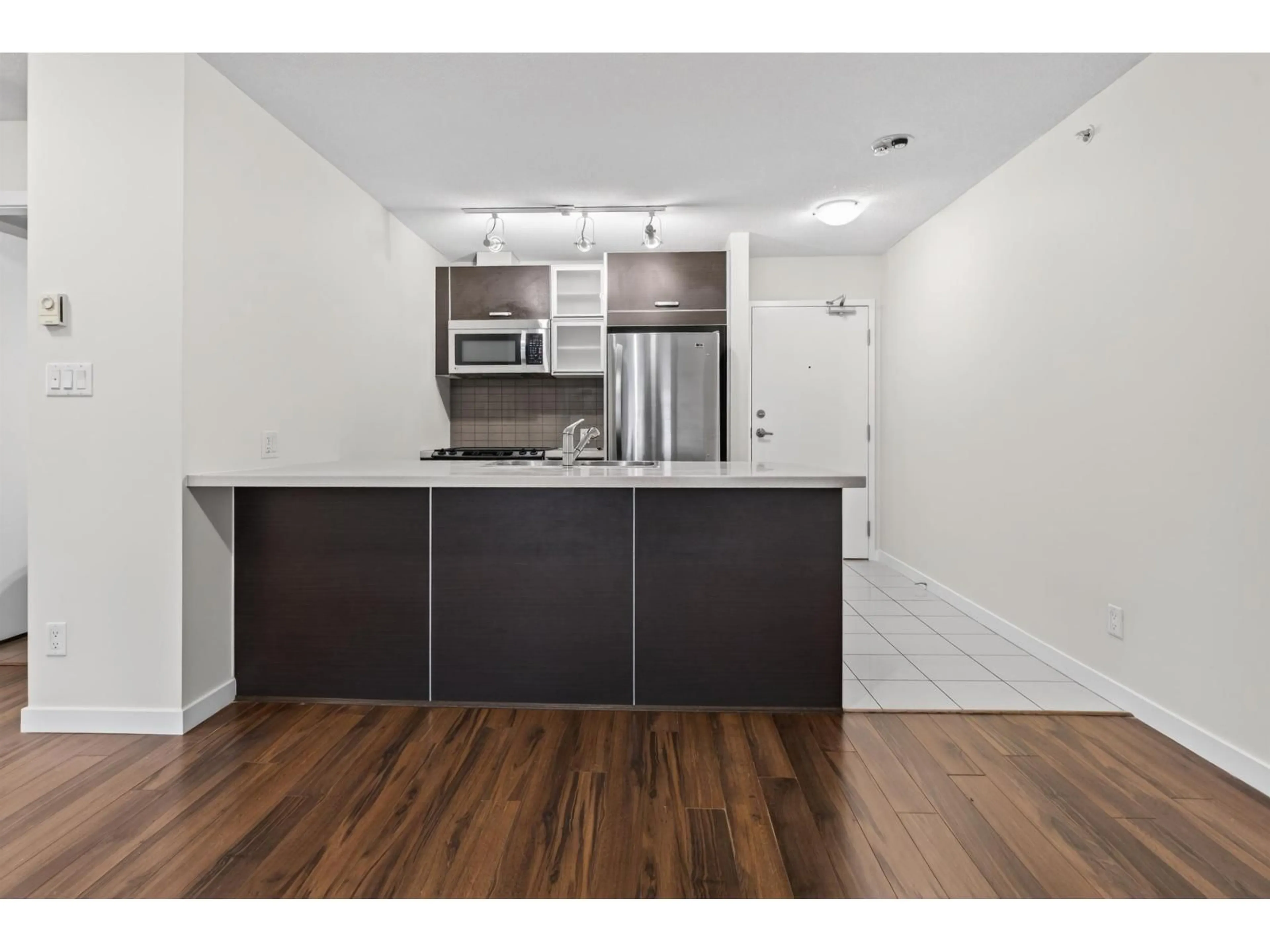 Standard kitchen, wood/laminate floor for 3109 - 9981 WHALLEY BOULEVARD, Surrey British Columbia V3T0G6