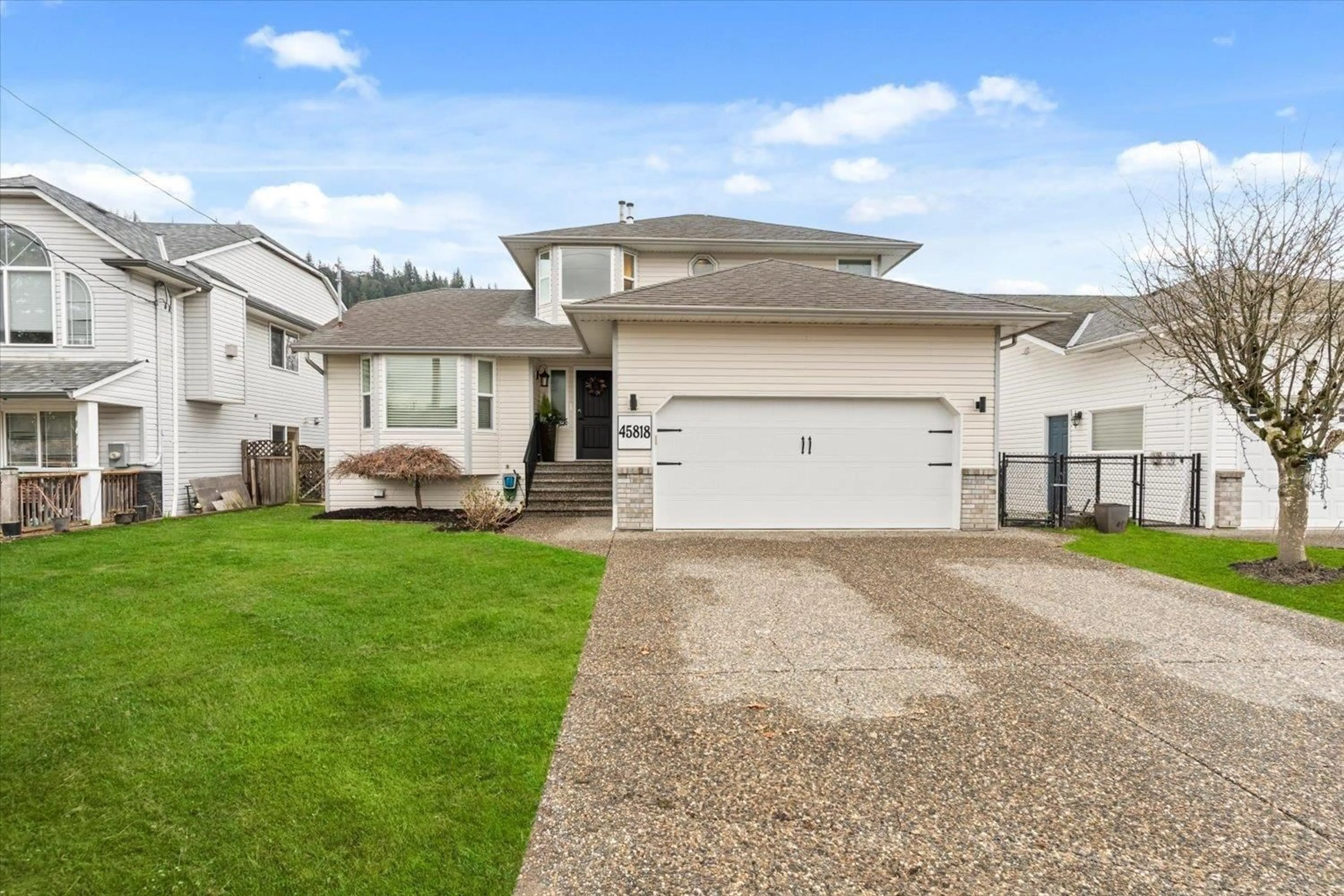 Home with vinyl exterior material, street for 45818 THOMAS ROAD, Chilliwack British Columbia V2R3W9