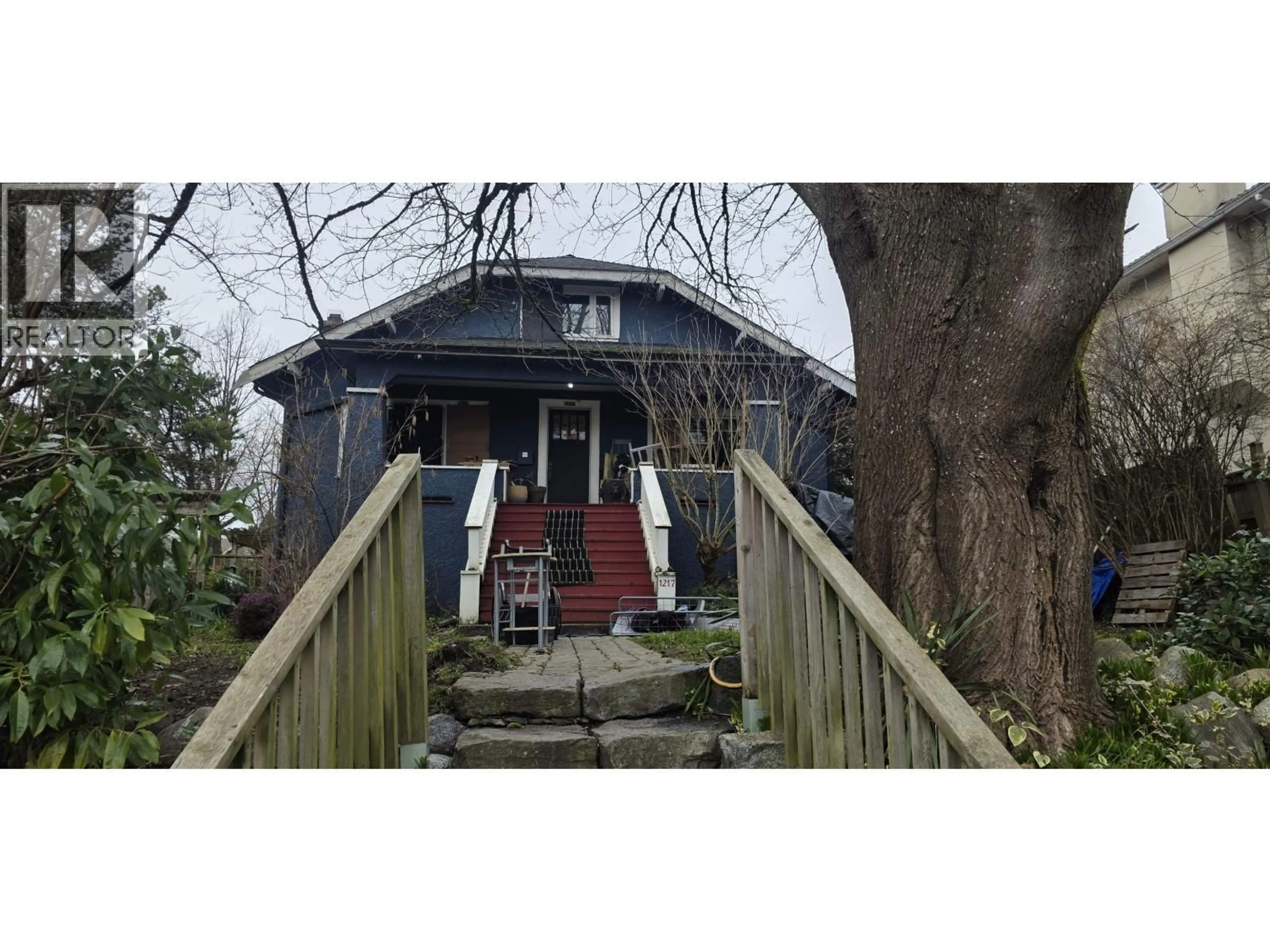 A pic from outside/outdoor area/front of a property/back of a property/a pic from drone, street for 1217 SIXTH AVENUE, New Westminster British Columbia V3M2C1