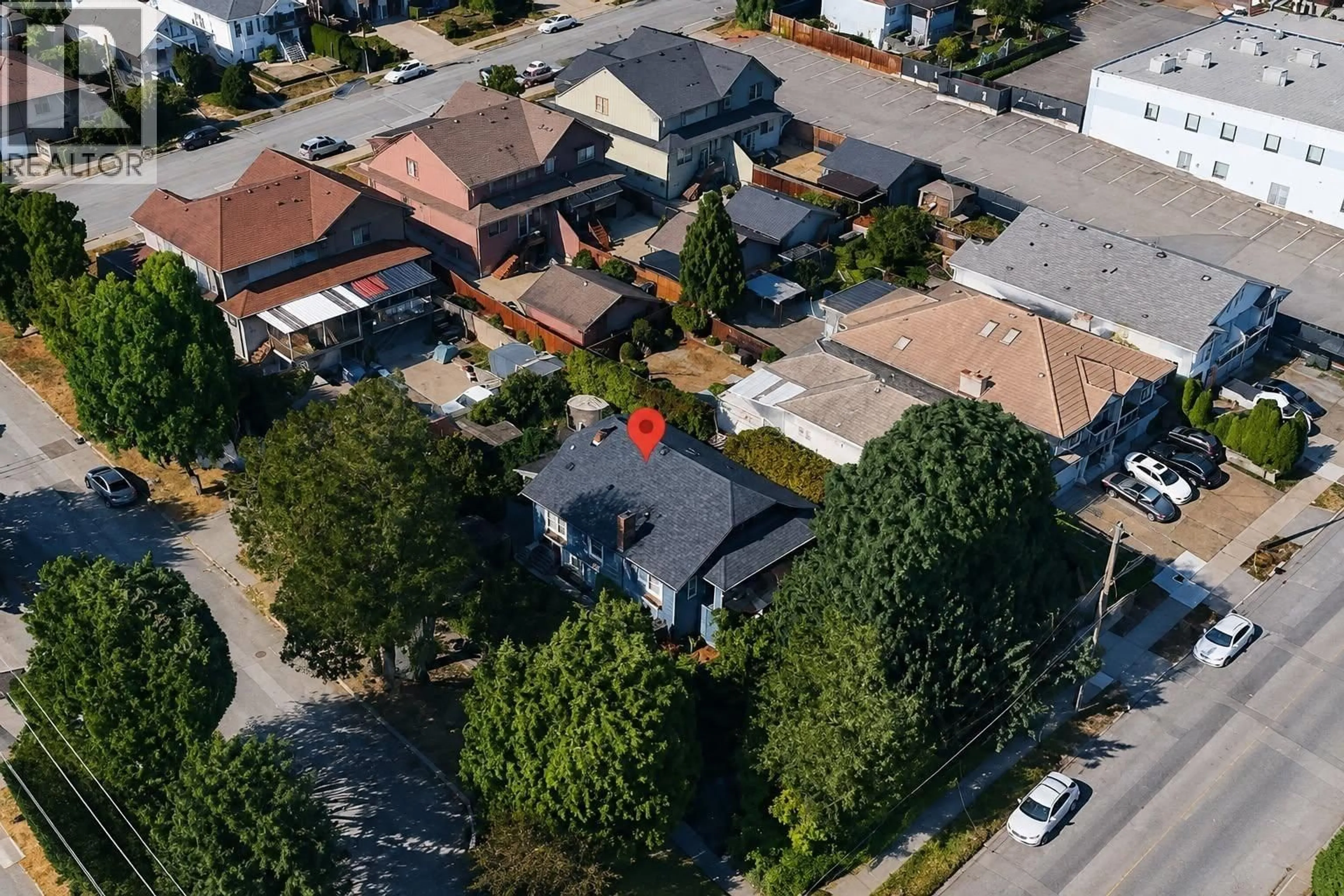 A pic from outside/outdoor area/front of a property/back of a property/a pic from drone, street for 1217 SIXTH AVENUE, New Westminster British Columbia V3M2C1