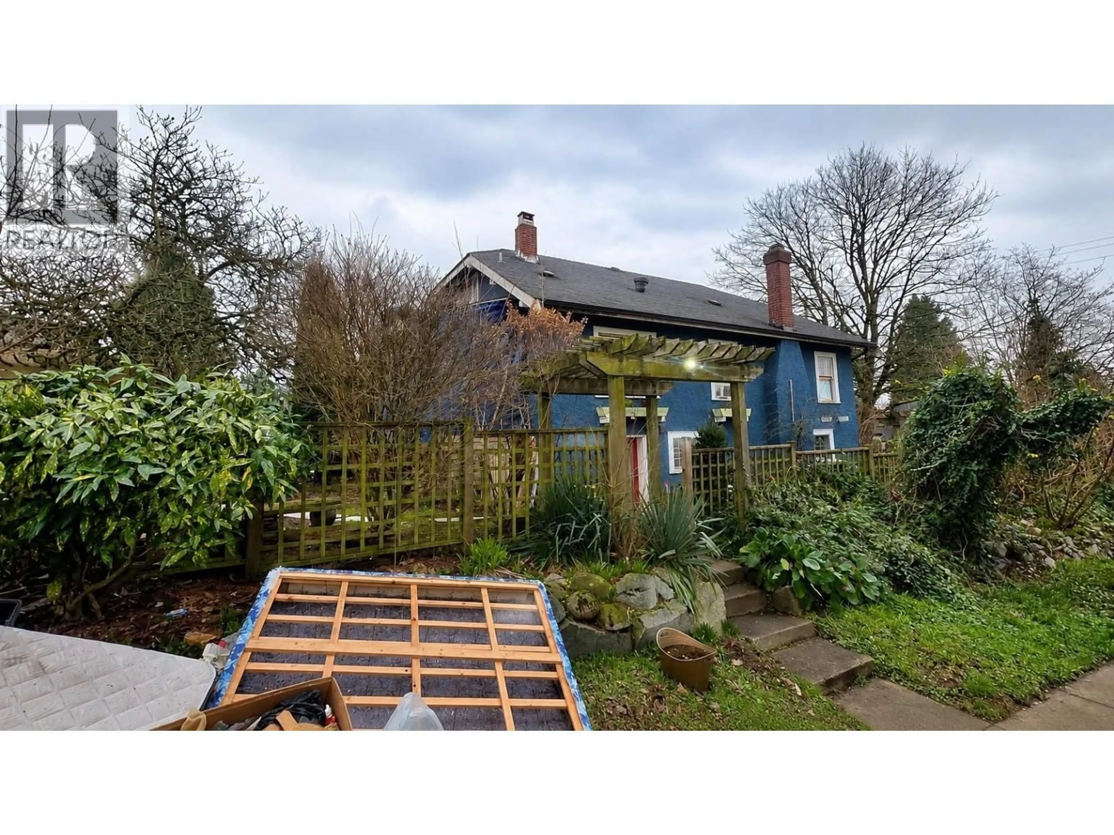 A pic from outside/outdoor area/front of a property/back of a property/a pic from drone, street for 1217 SIXTH AVENUE, New Westminster British Columbia V3M2C1