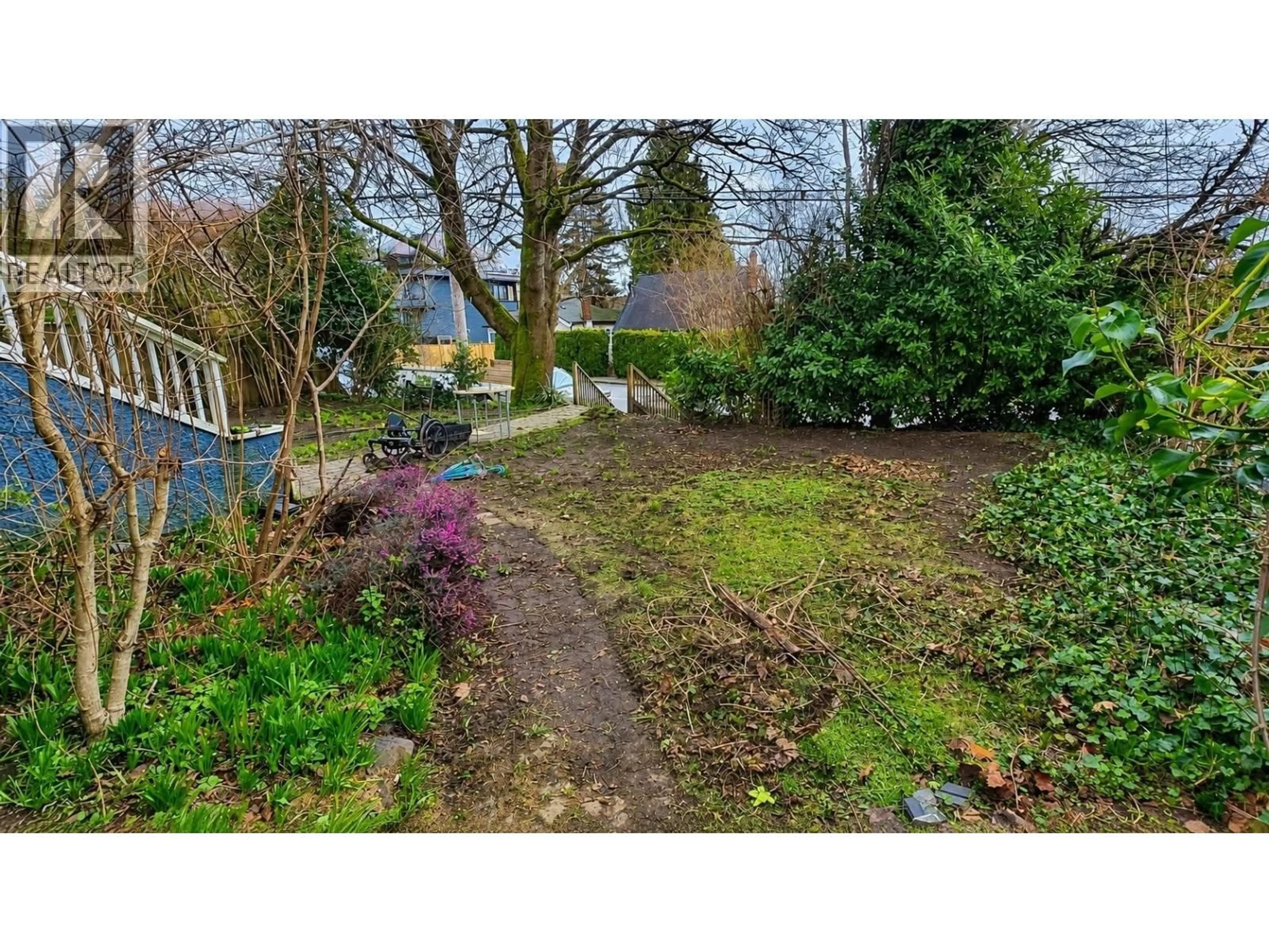 A pic from outside/outdoor area/front of a property/back of a property/a pic from drone, street for 1217 SIXTH AVENUE, New Westminster British Columbia V3M2C1