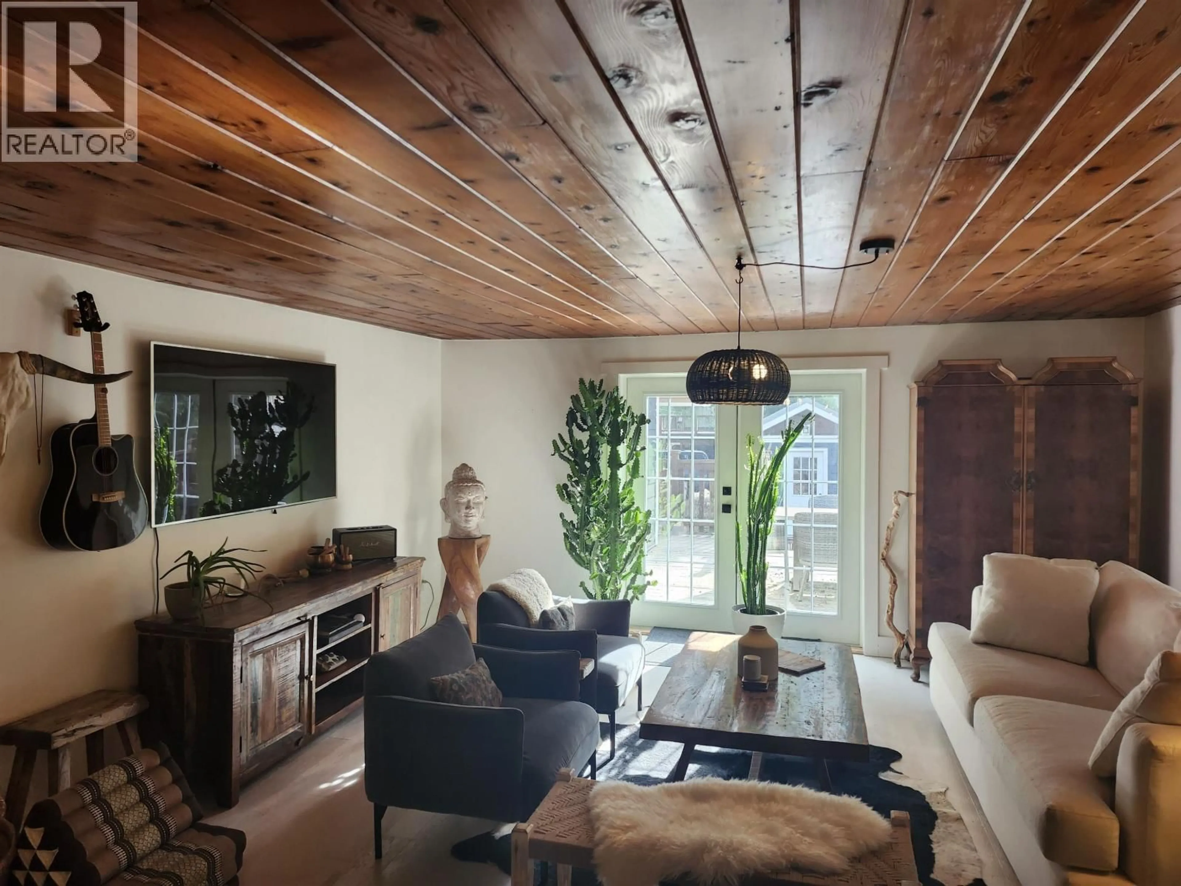 Living room with furniture, wood/laminate floor for 14848 SQUAMISH VALLEY ROAD, Squamish British Columbia V0N1H0