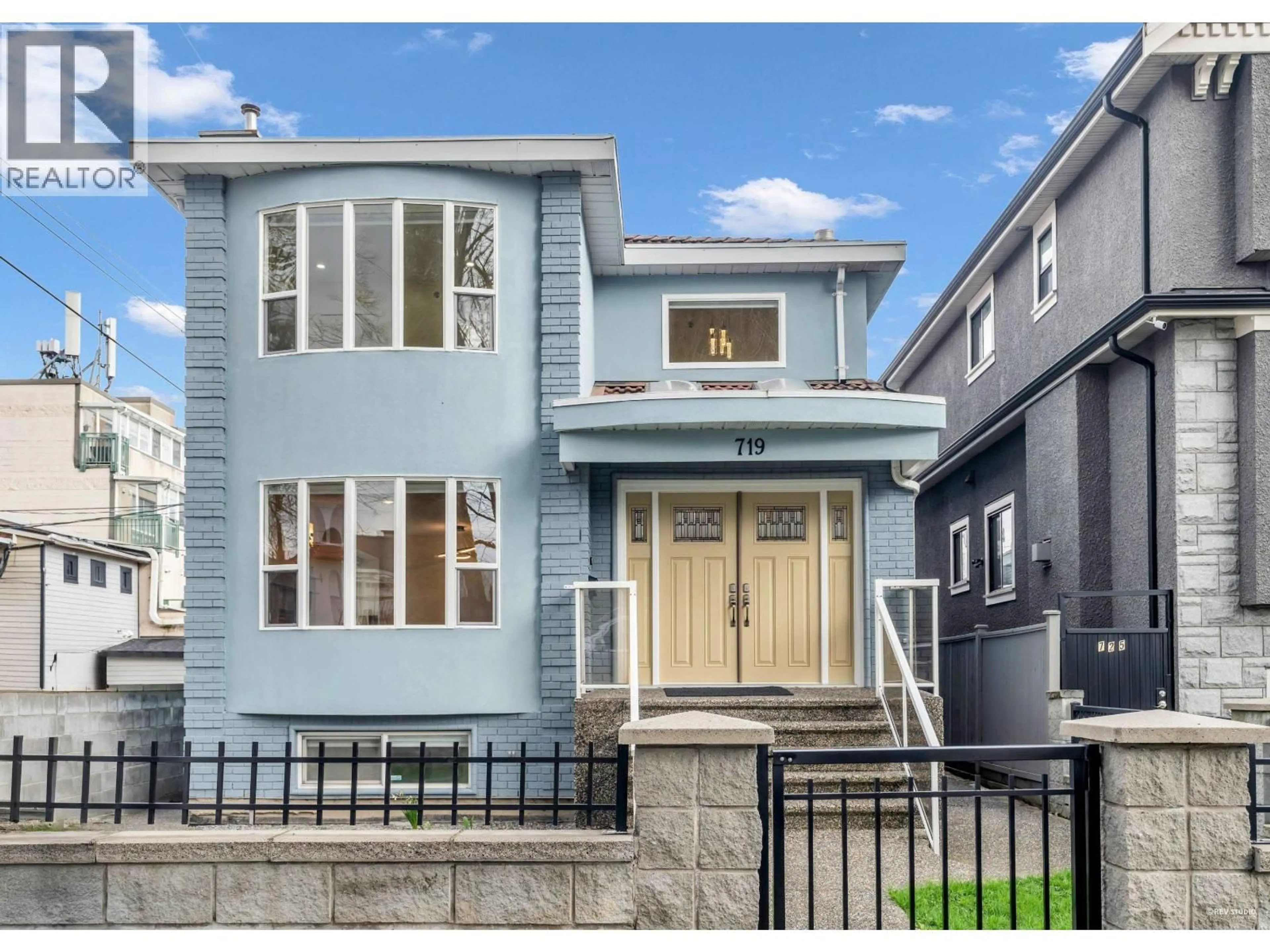 Home with vinyl exterior material, street for 719 27TH AVENUE, Vancouver British Columbia V5V2K8